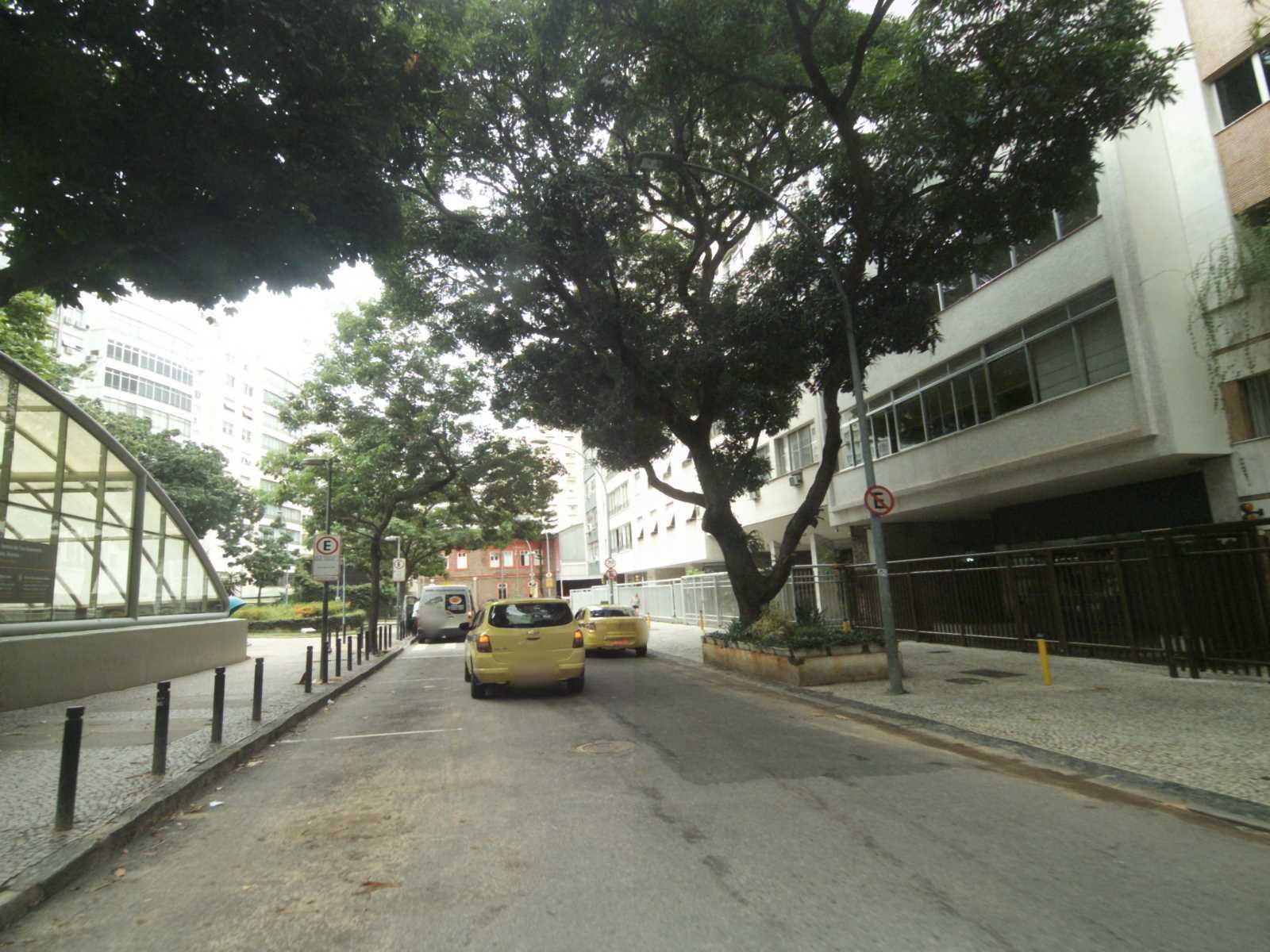 Street-level view near Edifício Fornovo, Copacabana