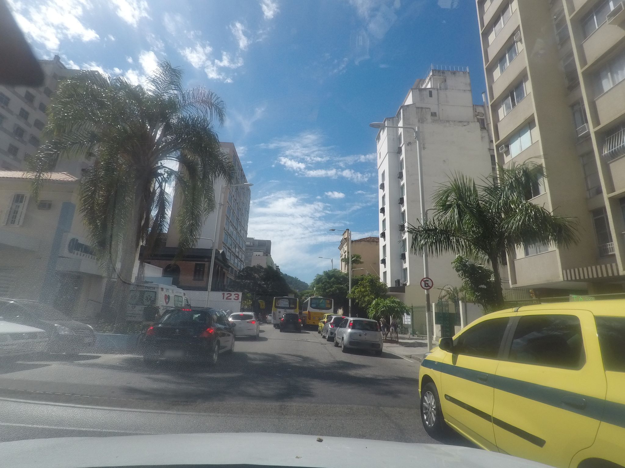 Street-level view near Edifício Foro, Botafogo
