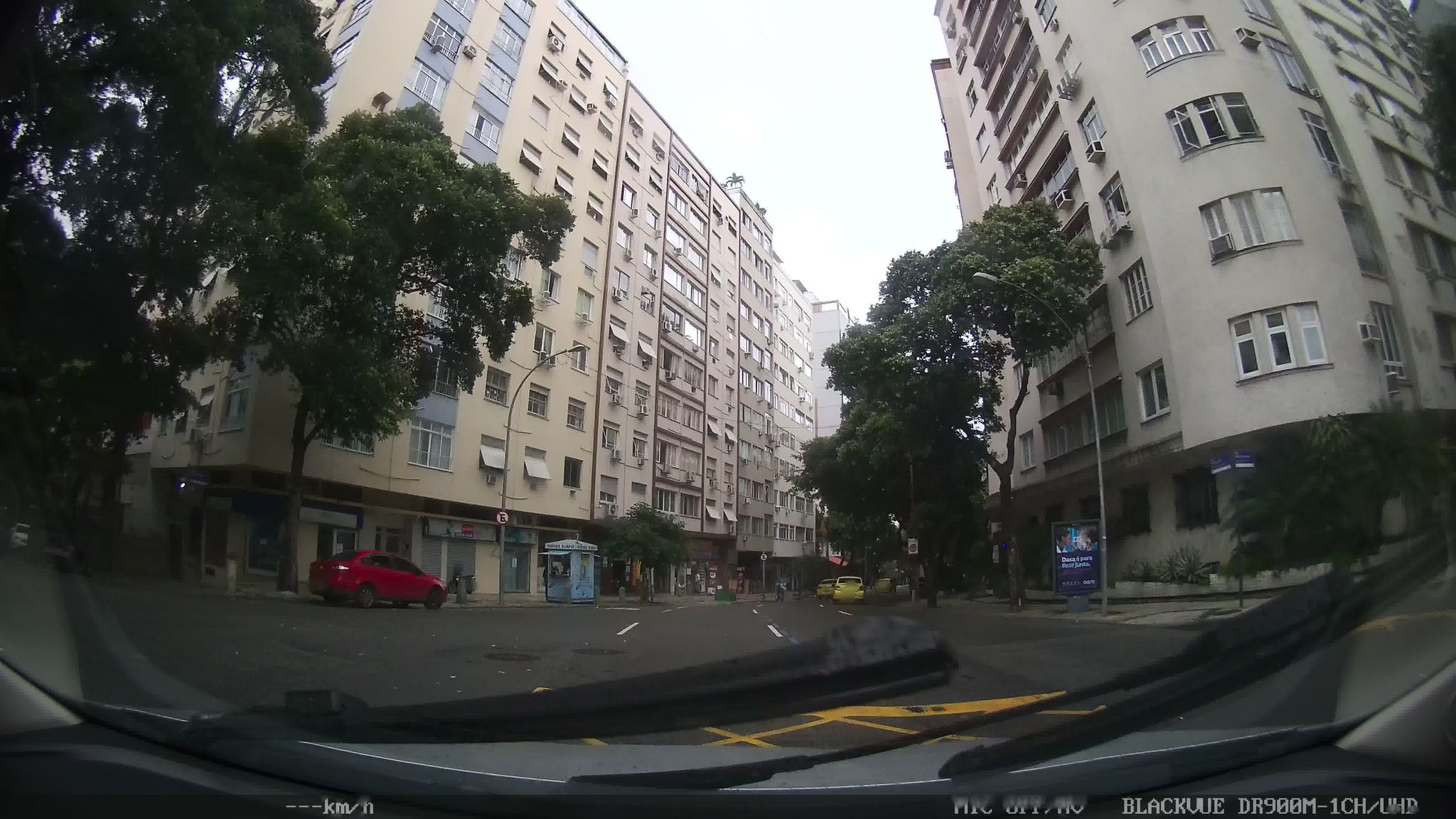 Street-level view near Edifício Francisco Sá, Copacabana