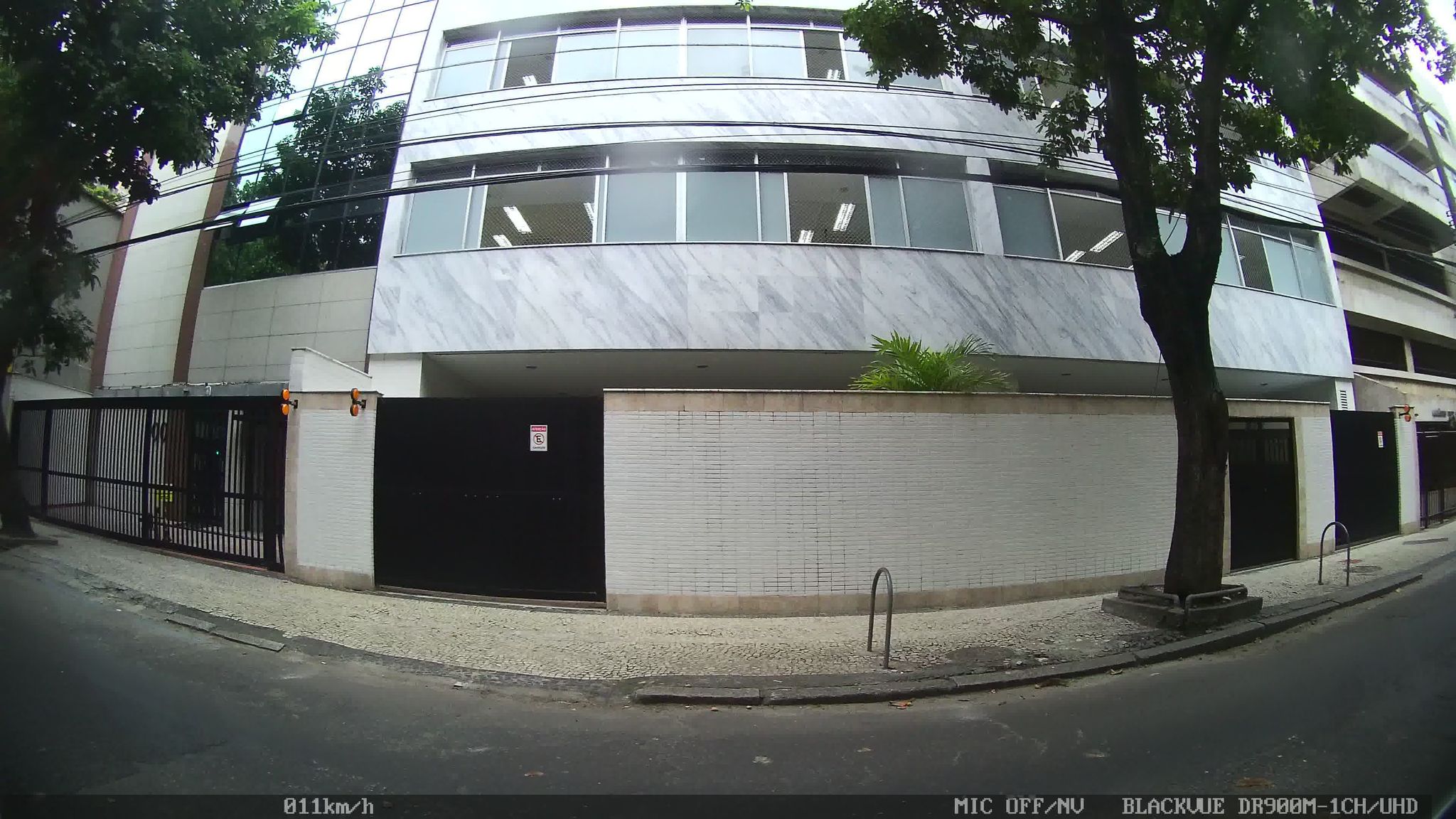 Street-level view near Edifício Frans Schubert, Leblon
