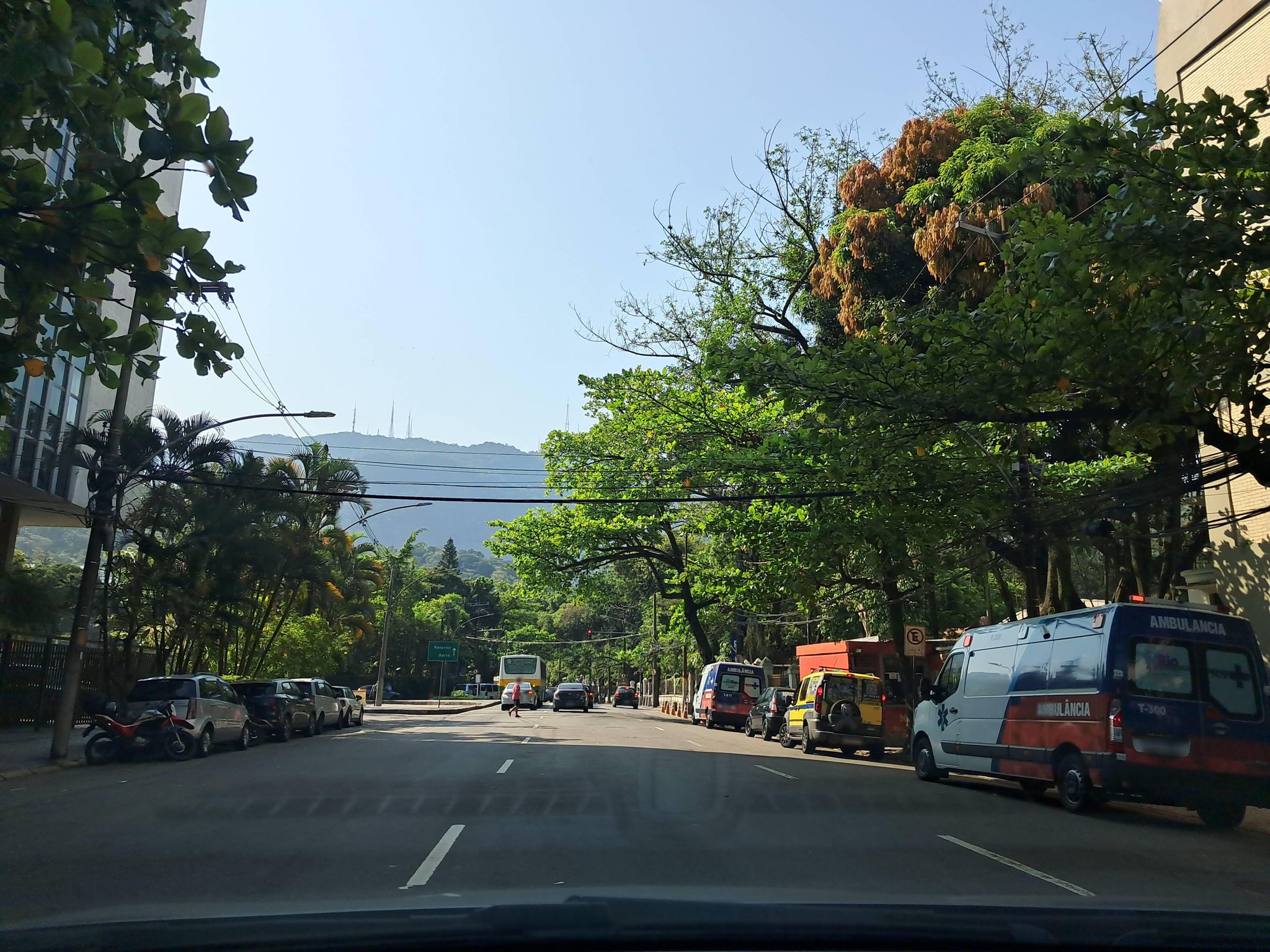 Street-level view near Edifício Gabel, Leblon
