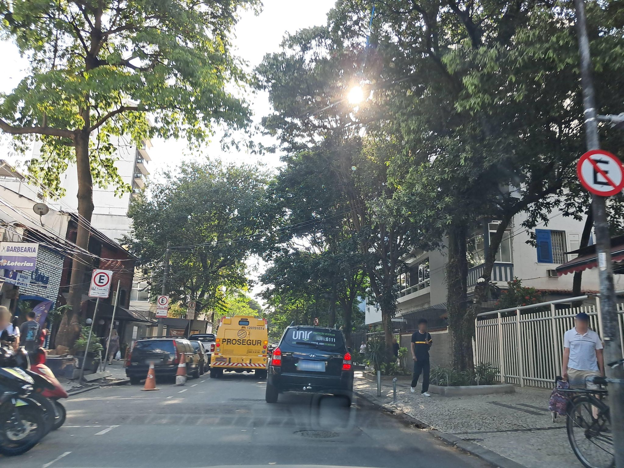 Street-level view near Edifício Gabriel de Lucena, Ipanema
