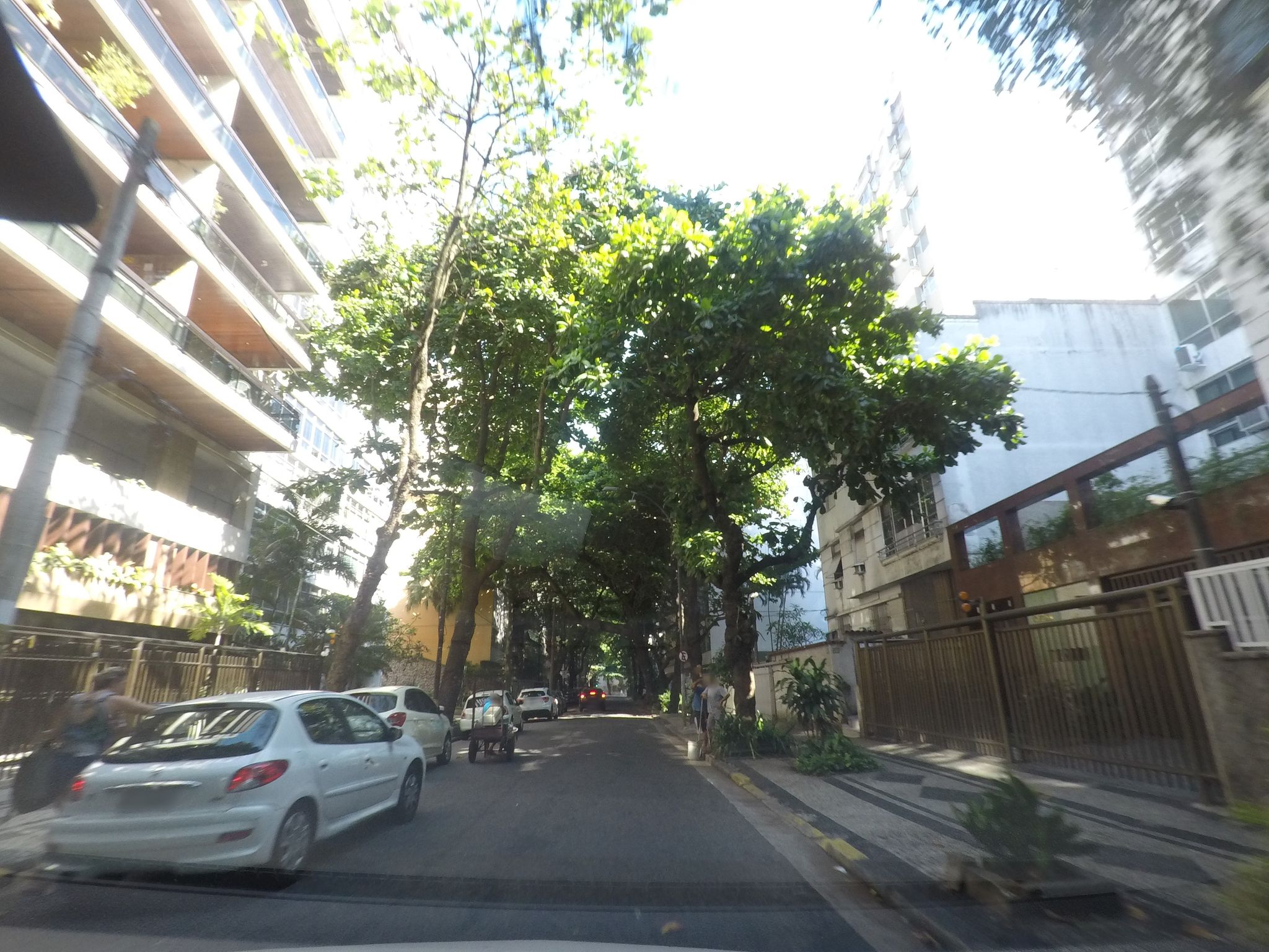 Street-level view near Edifício Gabriela, Leblon
