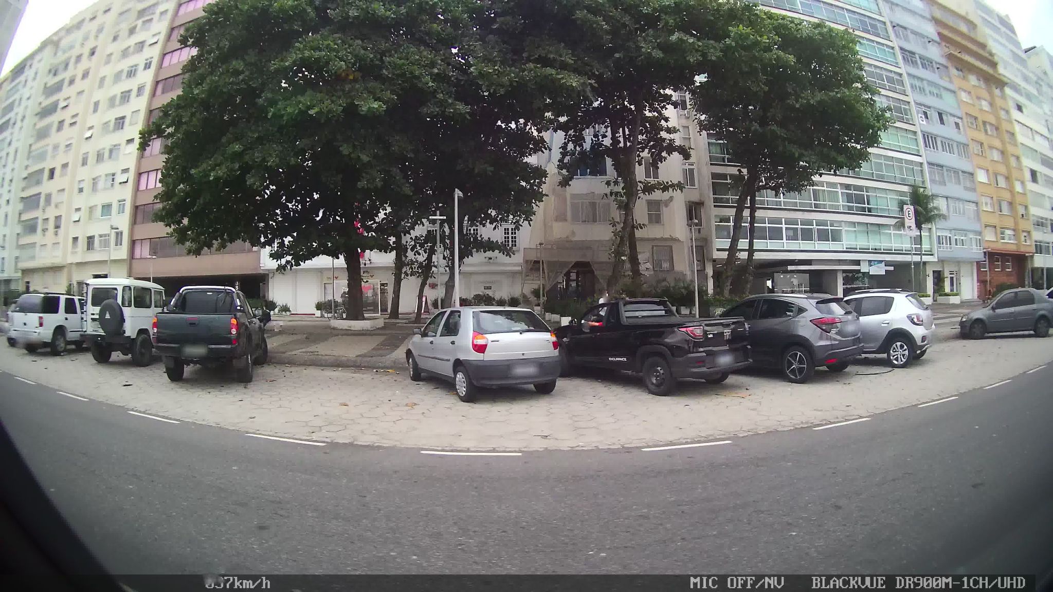 Street-level view near Edíficio Gaibu, Copacabana