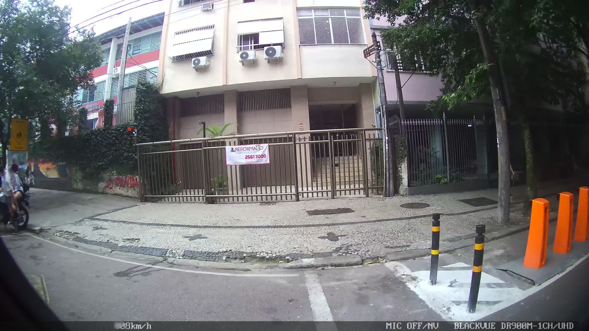Street-level view near Edifício Gal Glicério, Laranjeiras