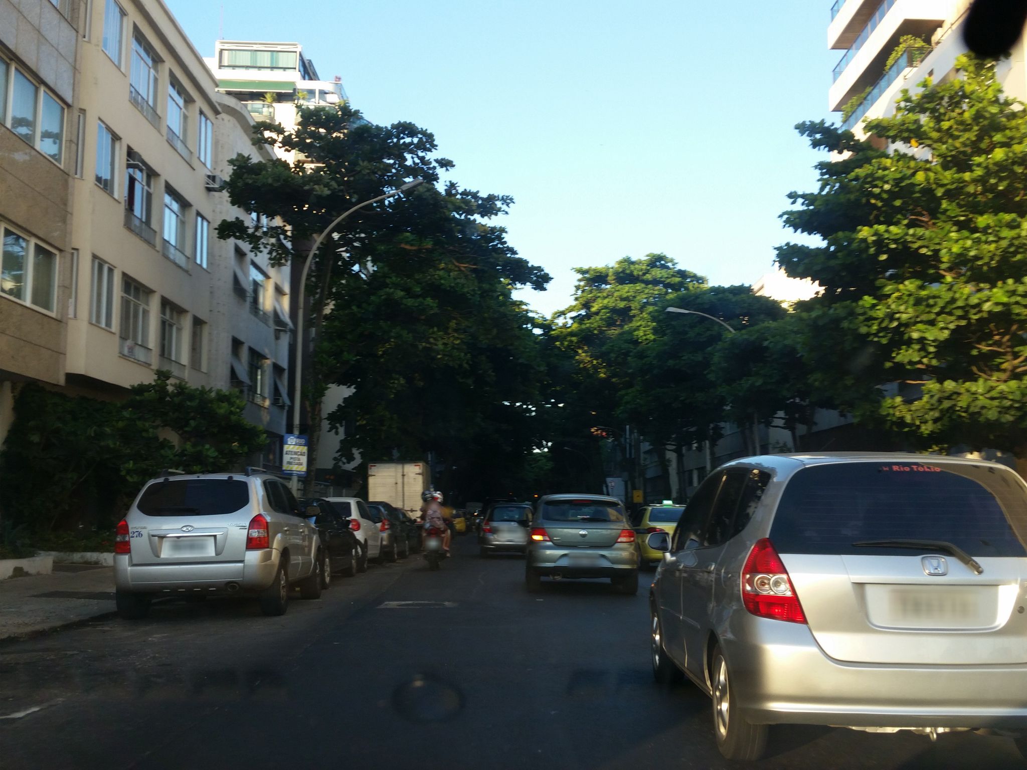 Street-level view near Edifício Gamma, Copacabana
