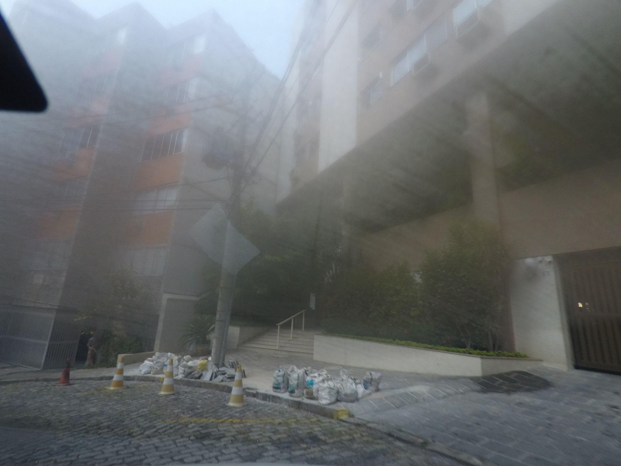 Street-level view near Edifício Garça Azul, Lagoa