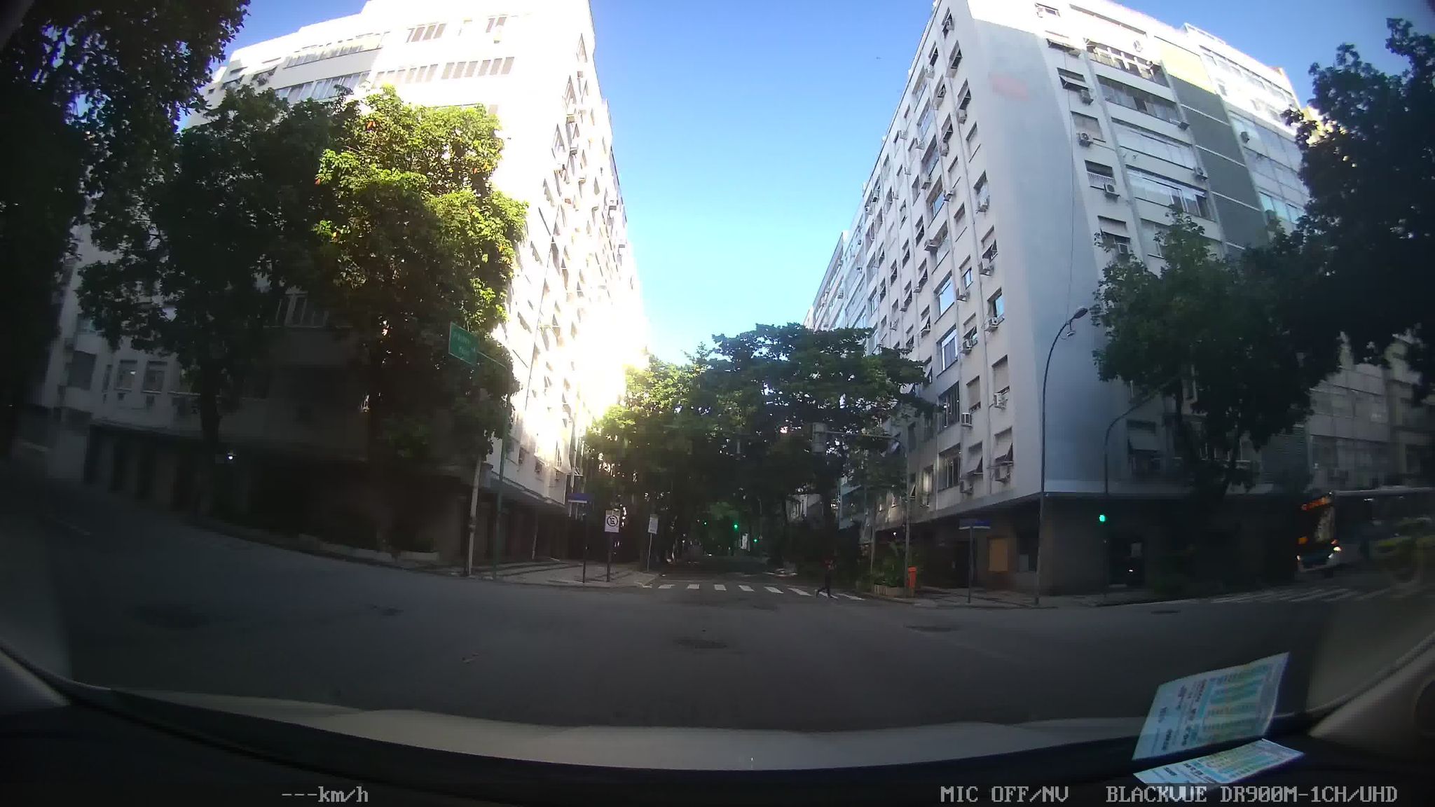 Street-level view near Edifício Gardenia, Copacabana