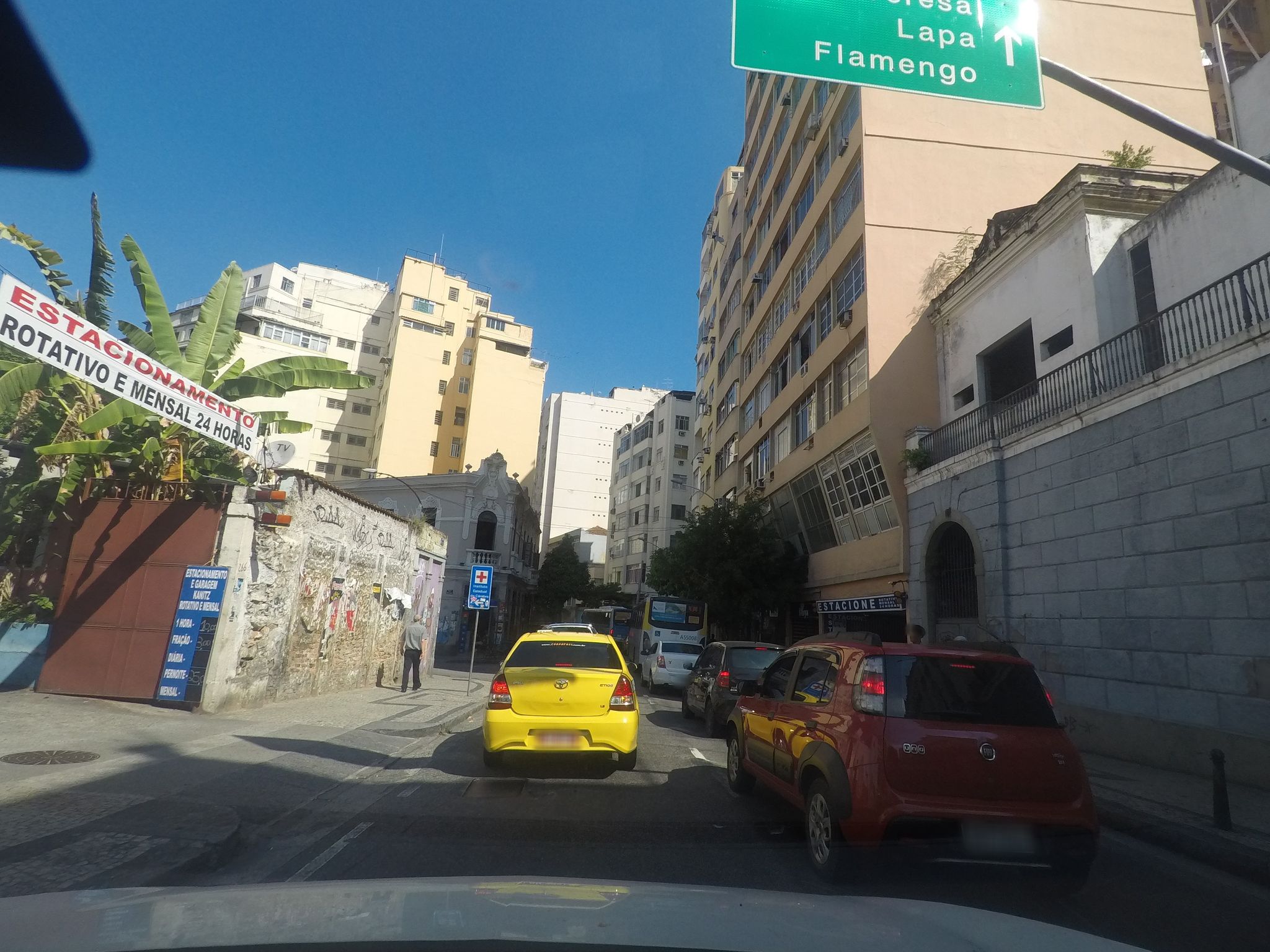 Street-level view near Edifício Gardênia, Centro