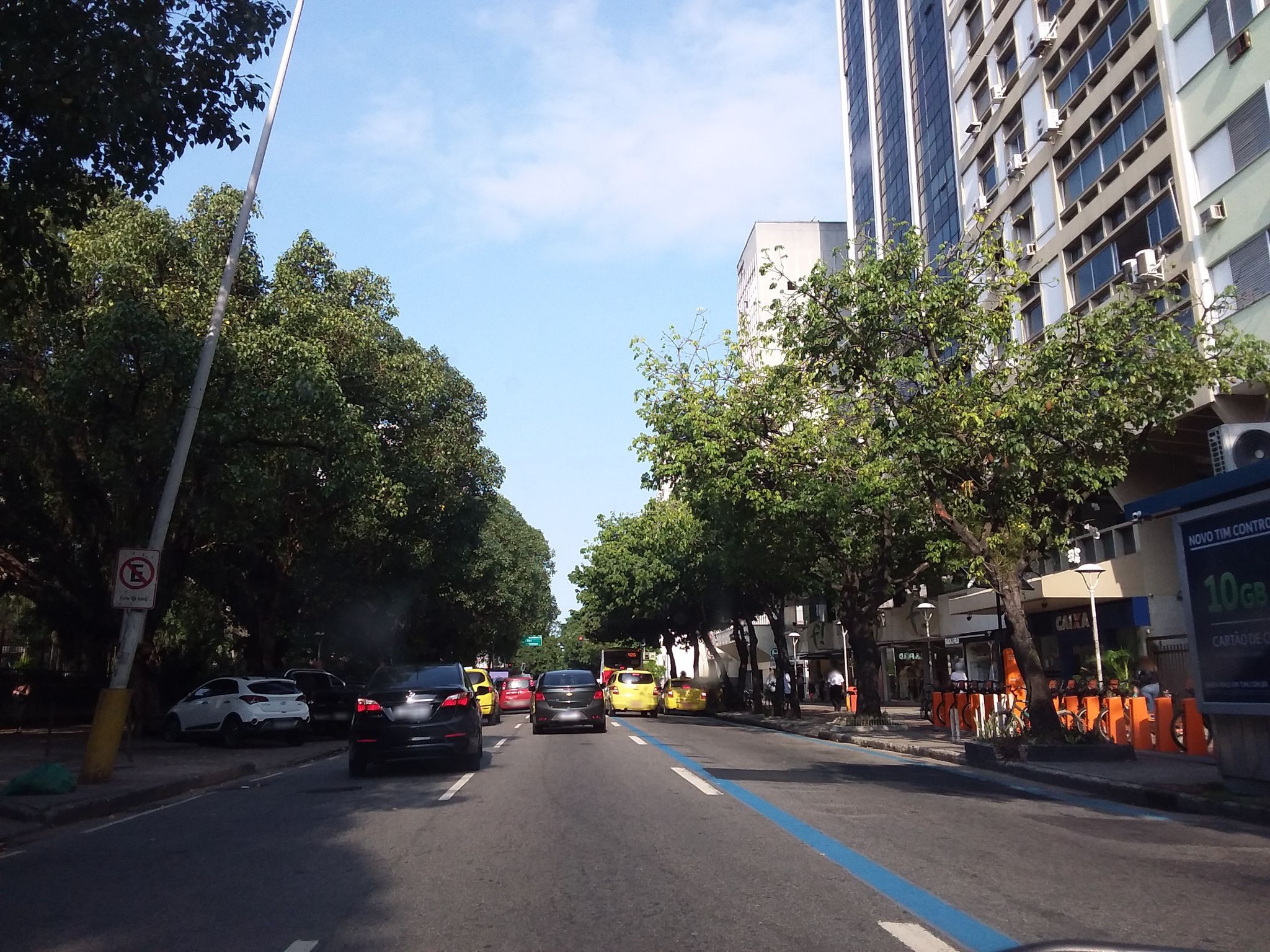 Street-level view near Edifício Garota de Ipanema, Ipanema