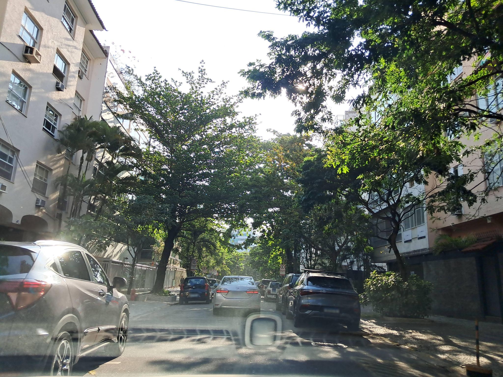 Street-level view near Edifício Gauguin, Ipanema