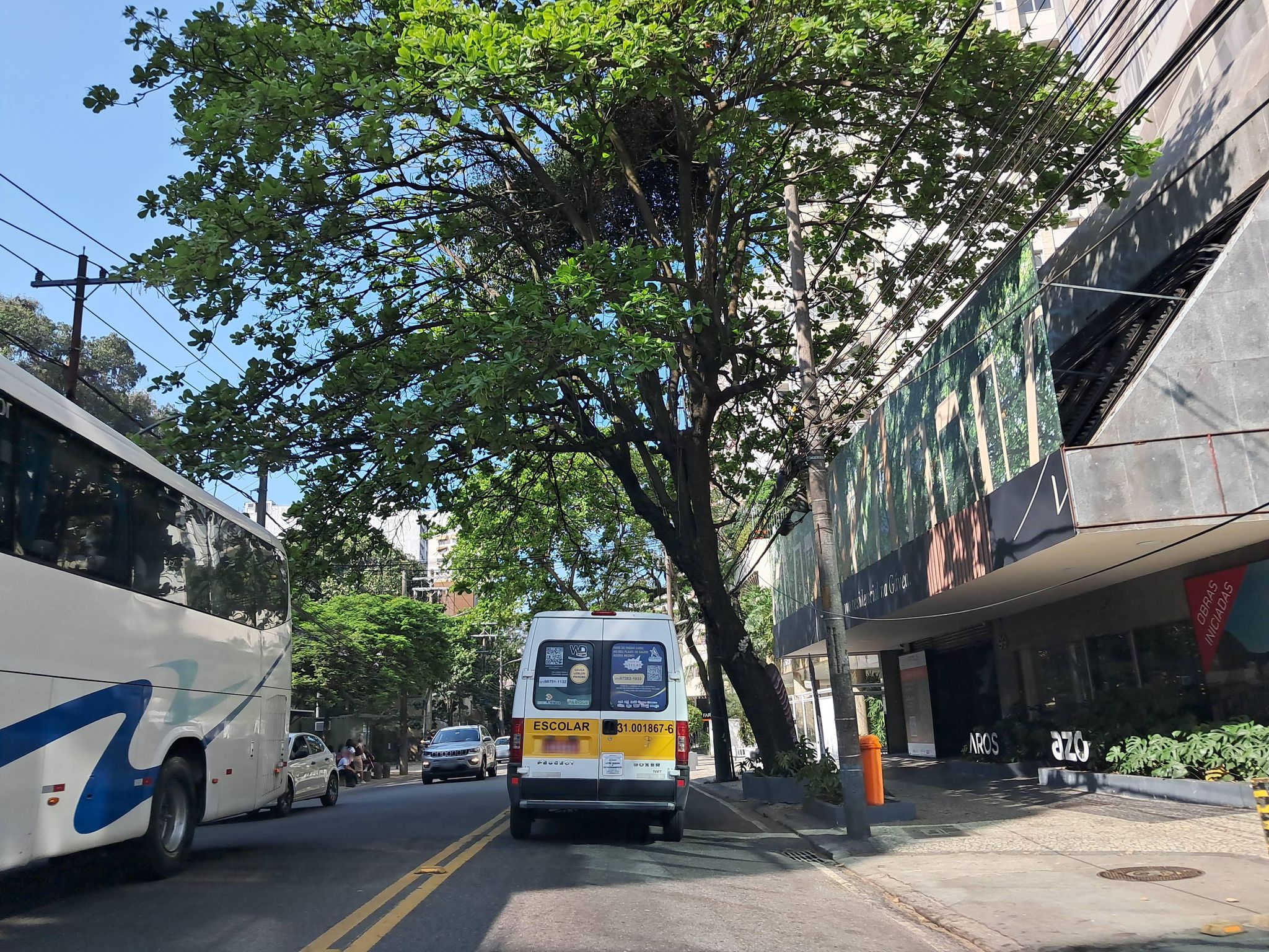 Street-level view near Edifício Gavea Comercial, Gávea