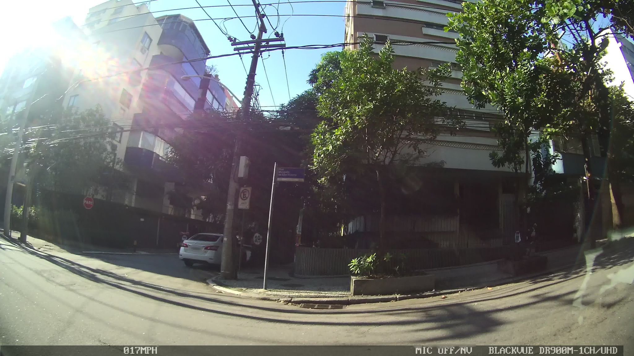 Street-level view near Edifício Gavea Park, Gávea