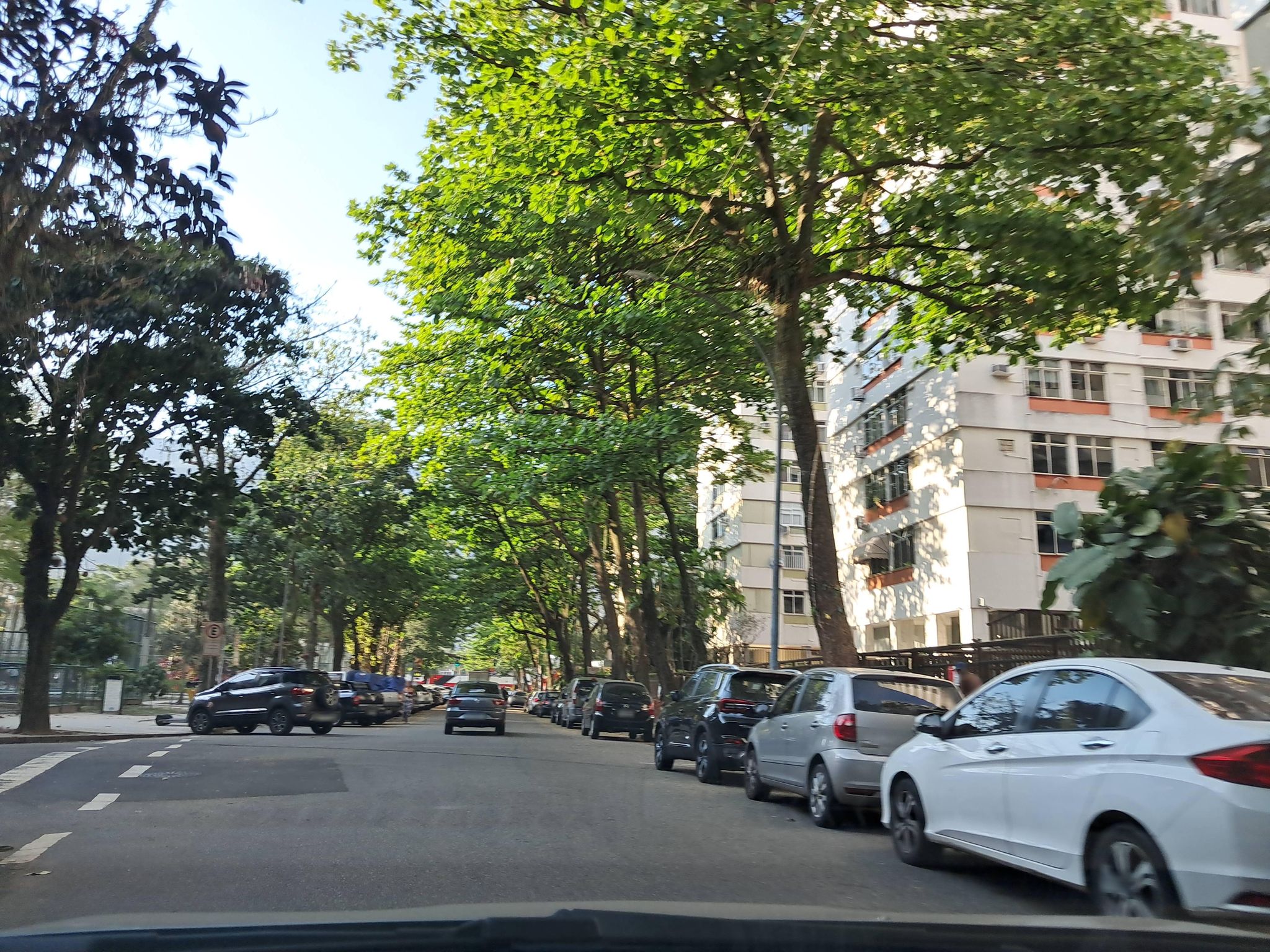 Street-level view near Edifício Geovanni Bellini, Leblon