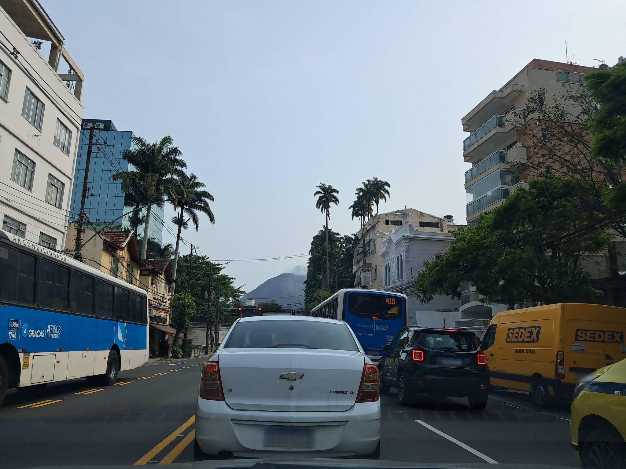 Street-level view near Edifício Giardino, Jardim Botânico