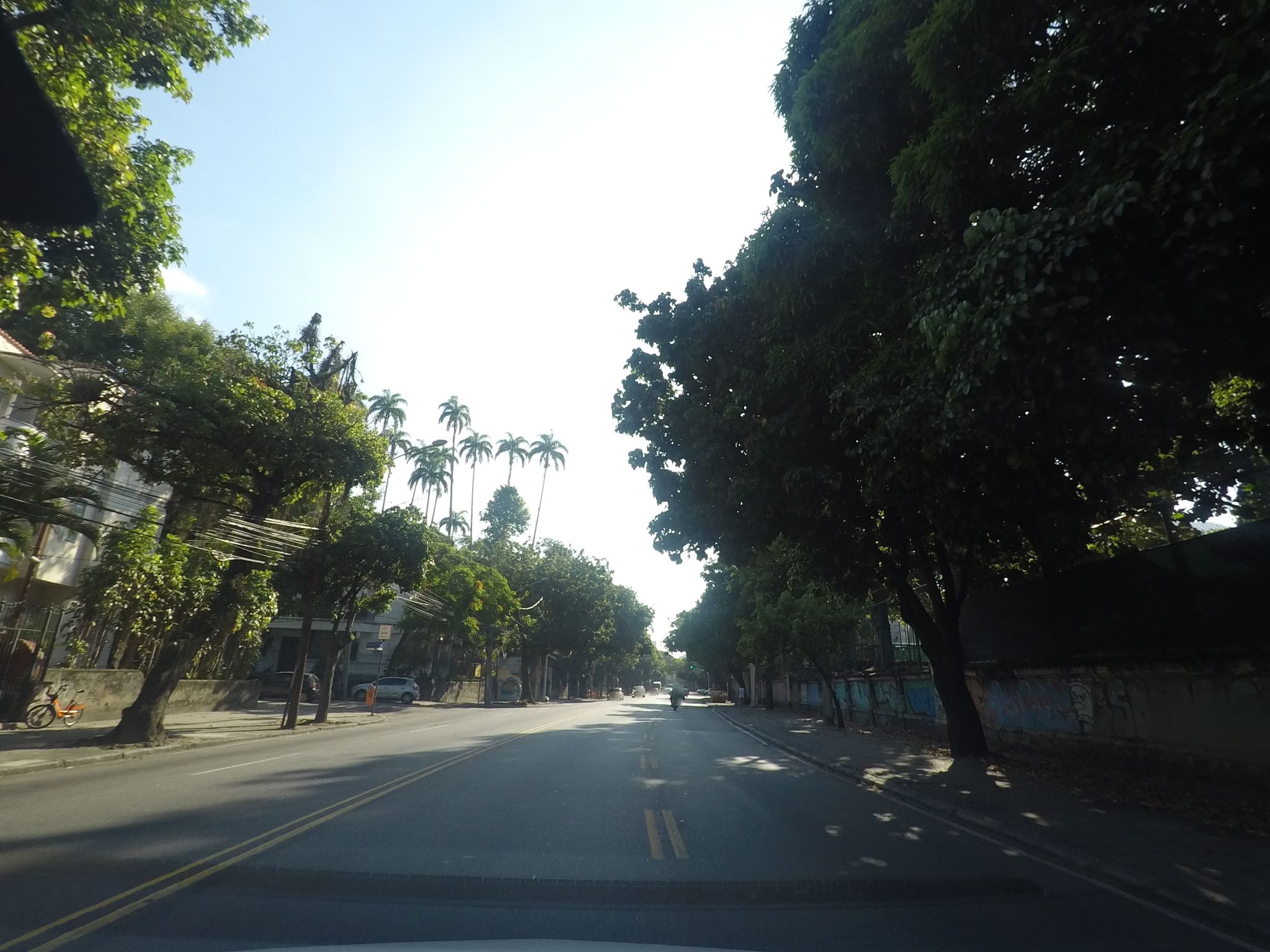 Street-level view near Edifício Gildo, Gávea