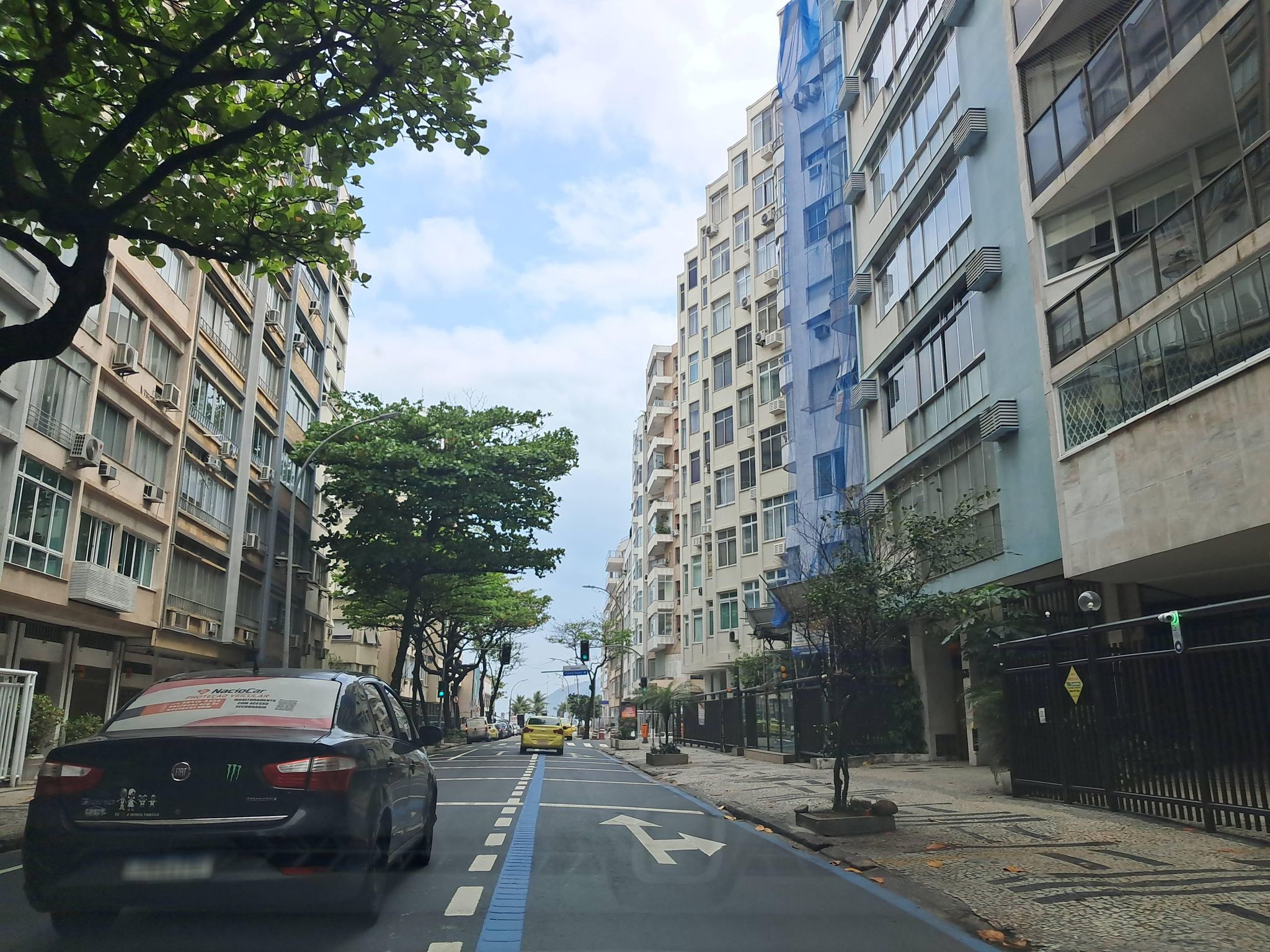 Street-level view near Edifício Gisela, Copacabana