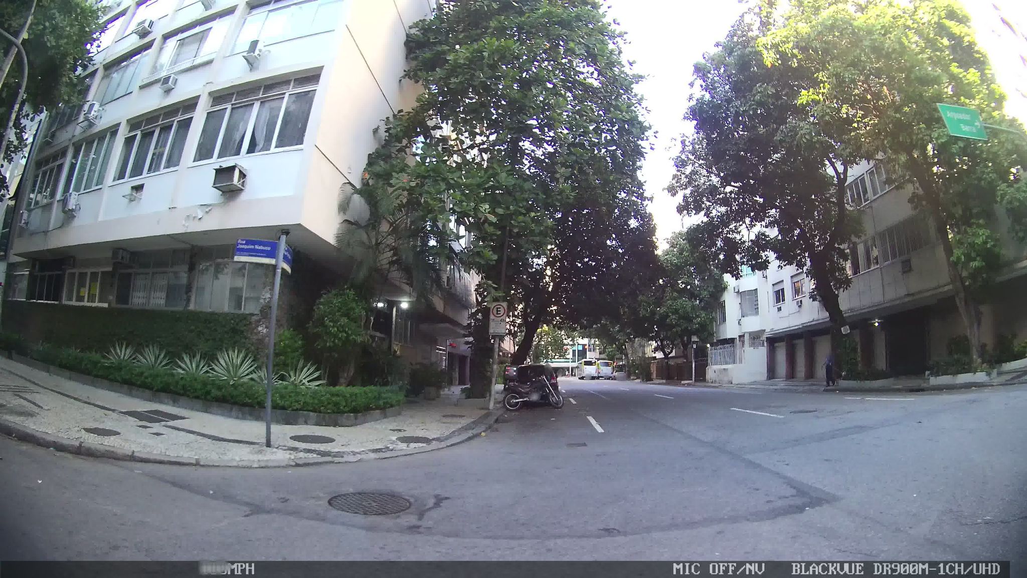Street-level view near Edifício Gold Star, Copacabana