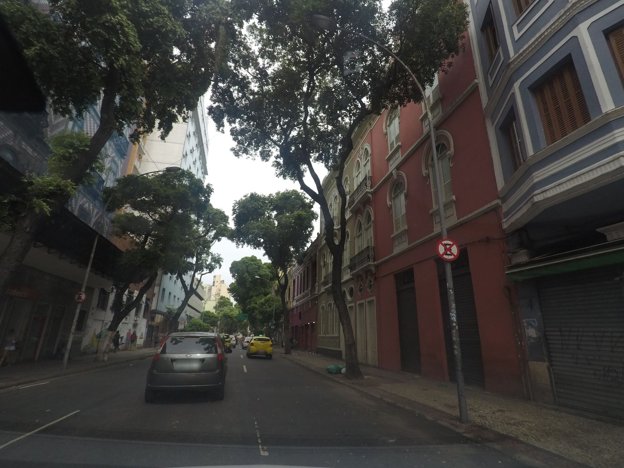 Street-level view near Edifício Goldberg, Centro
