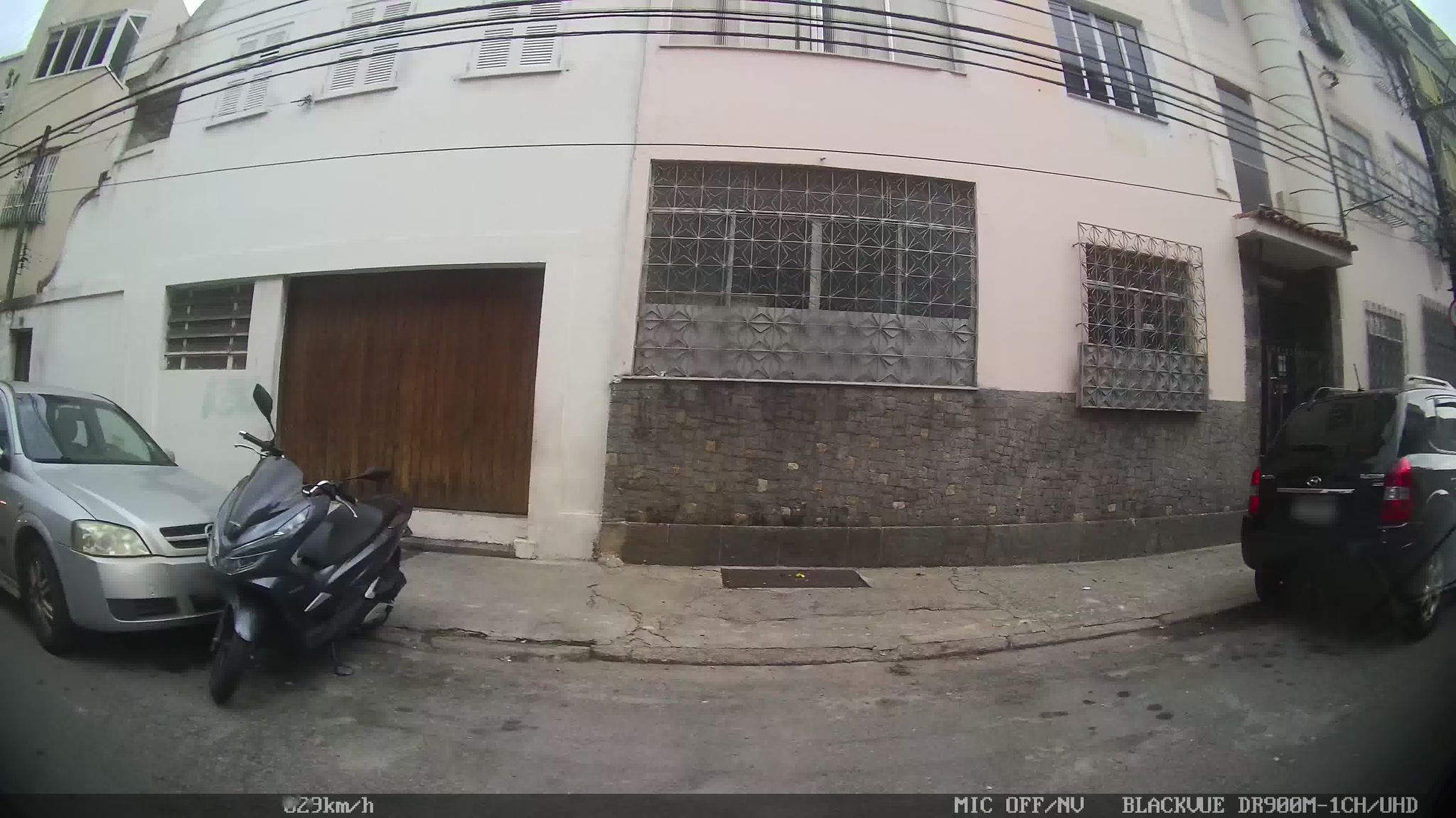 Street-level view near Edifício Golden Bay, Urca