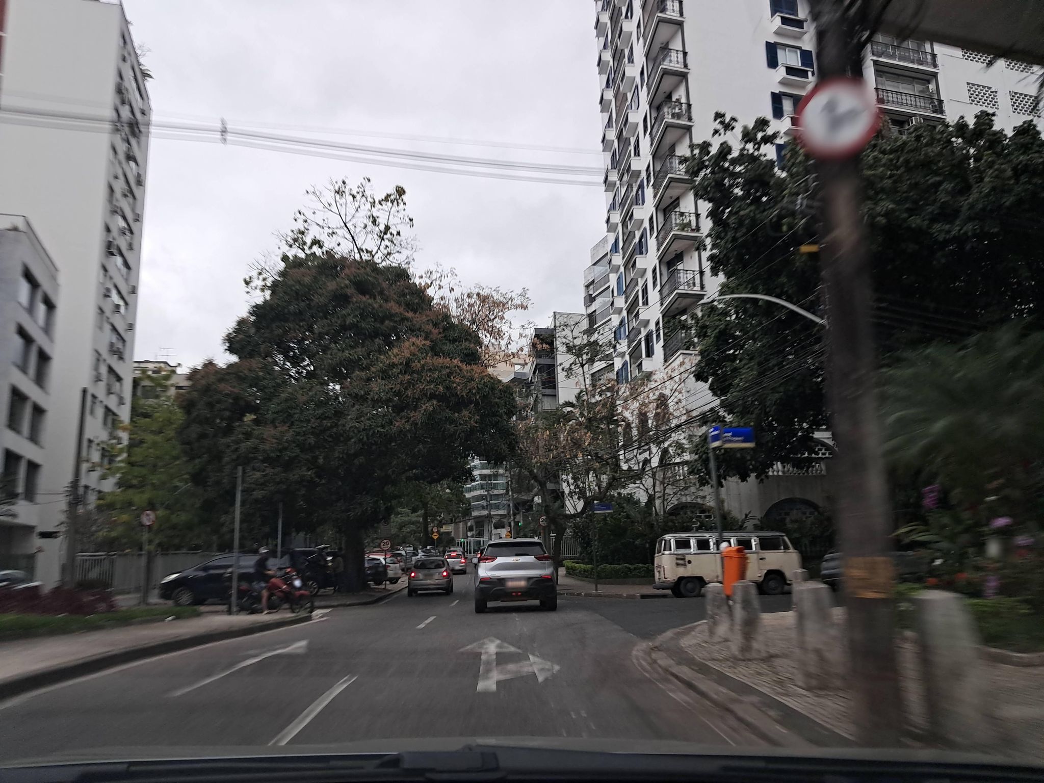 Street-level view near Edifício Grandd Jean de Montieny, Lagoa