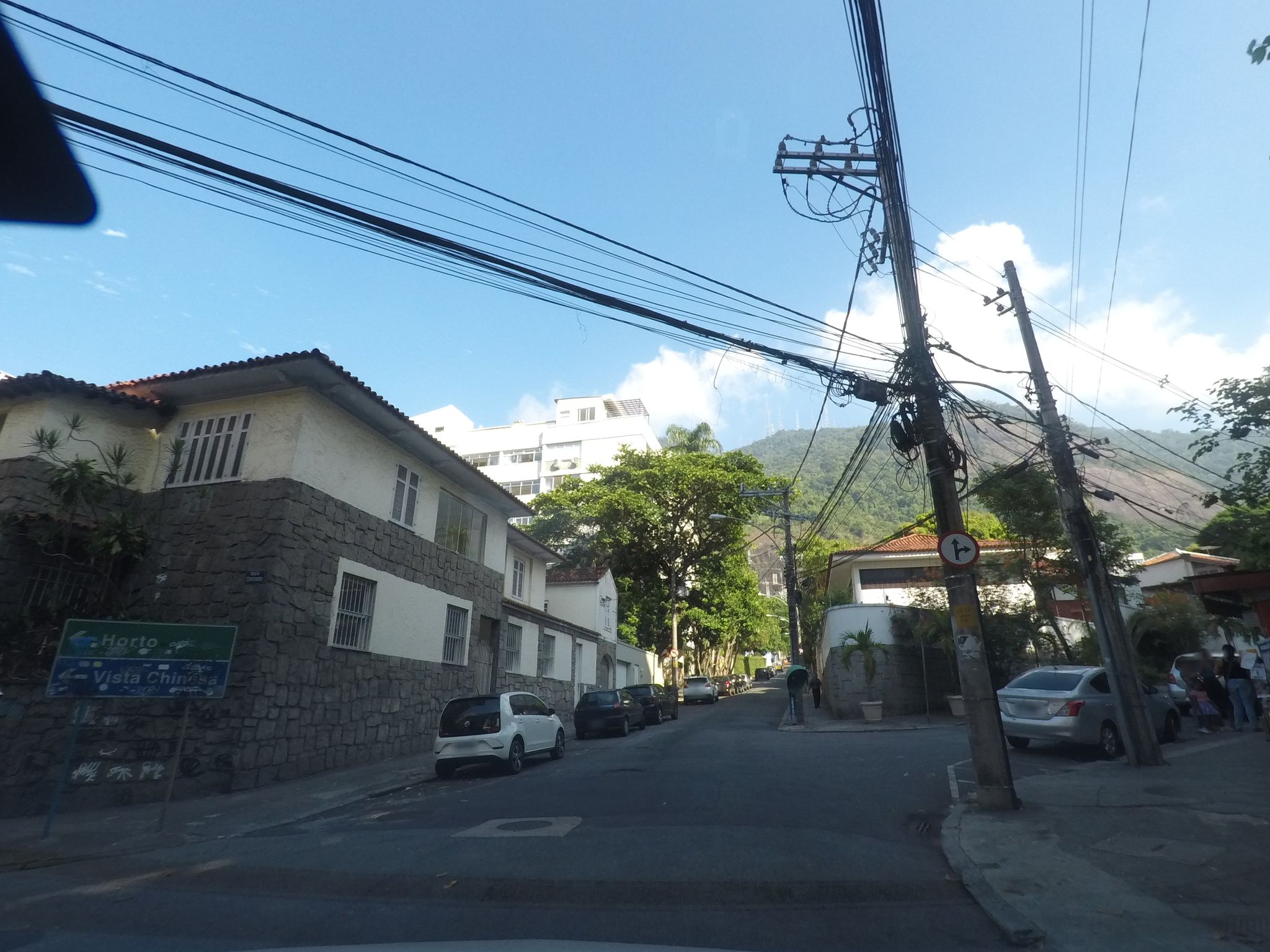 Street-level view near Edifício Greco, Jardim Botânico