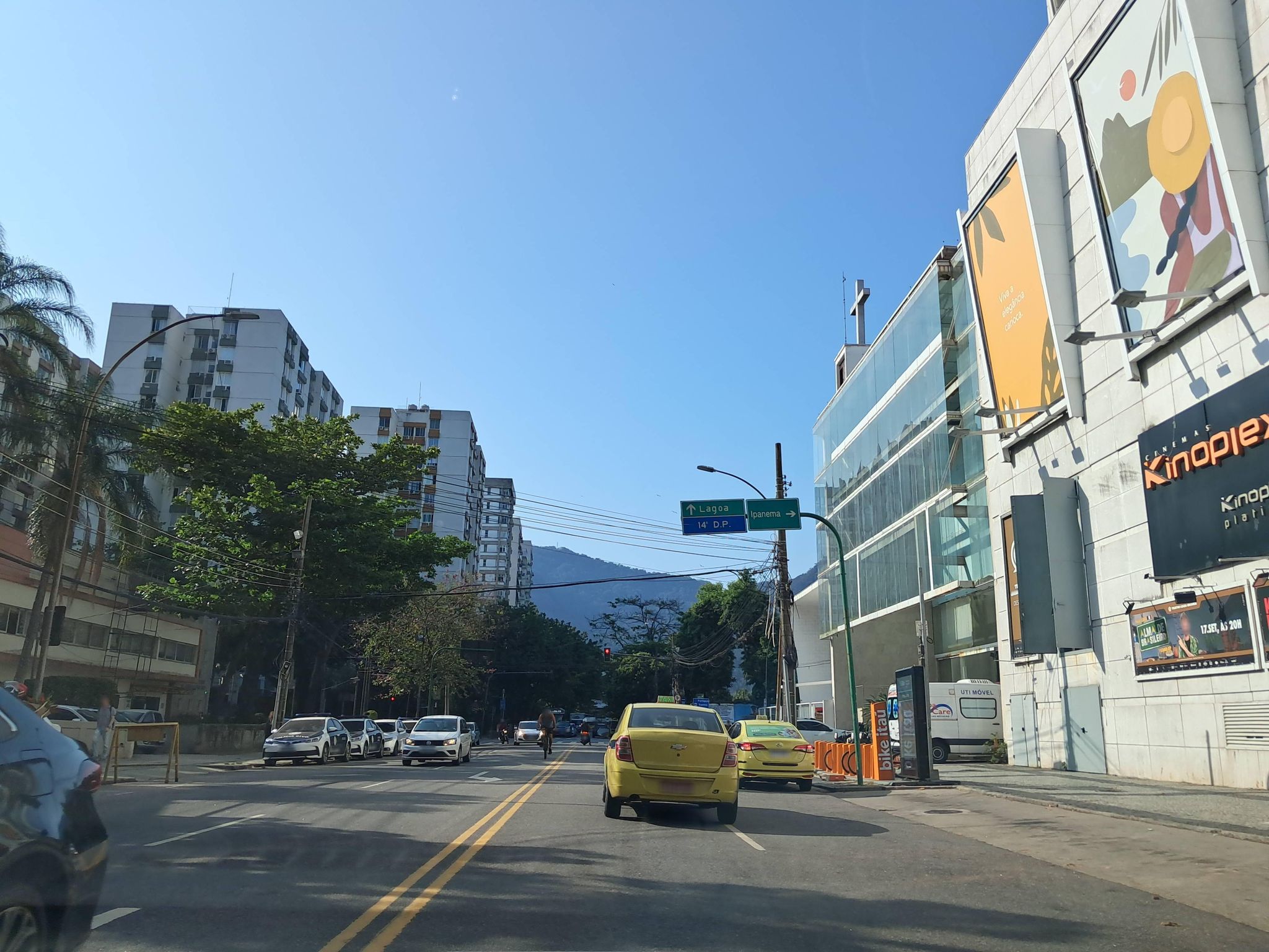 Street-level view near Edifício Greenhalgh, Lagoa