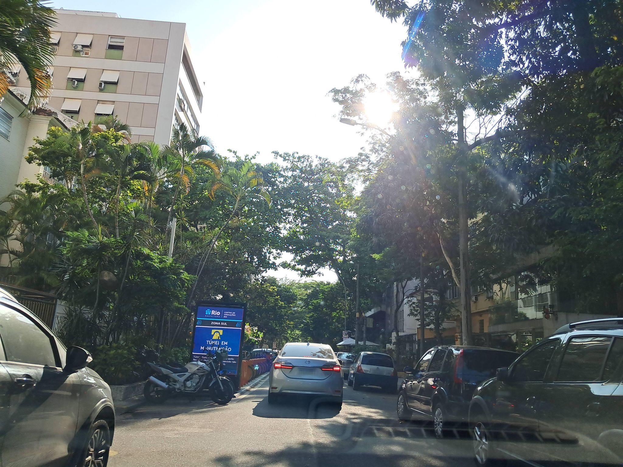Street-level view near Edifício Grunert, Ipanema