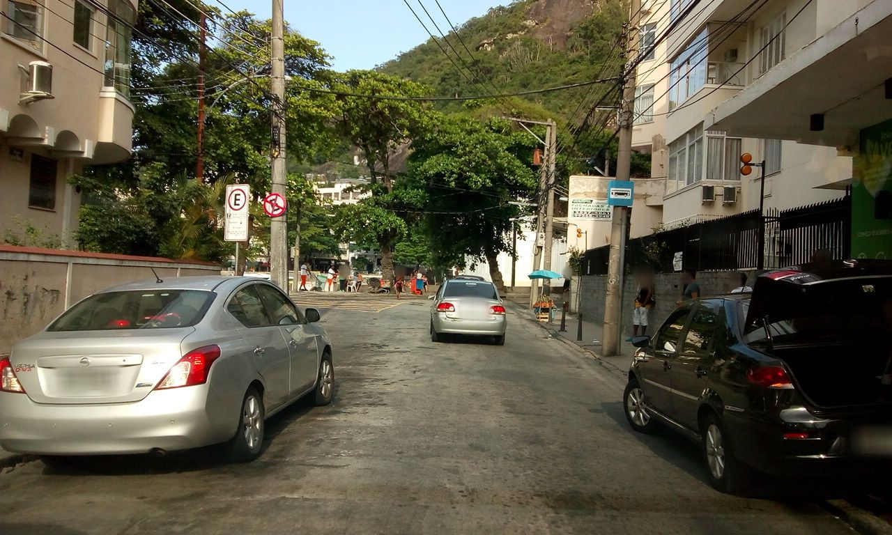 Street-level view near Edifício Guaiba, Urca