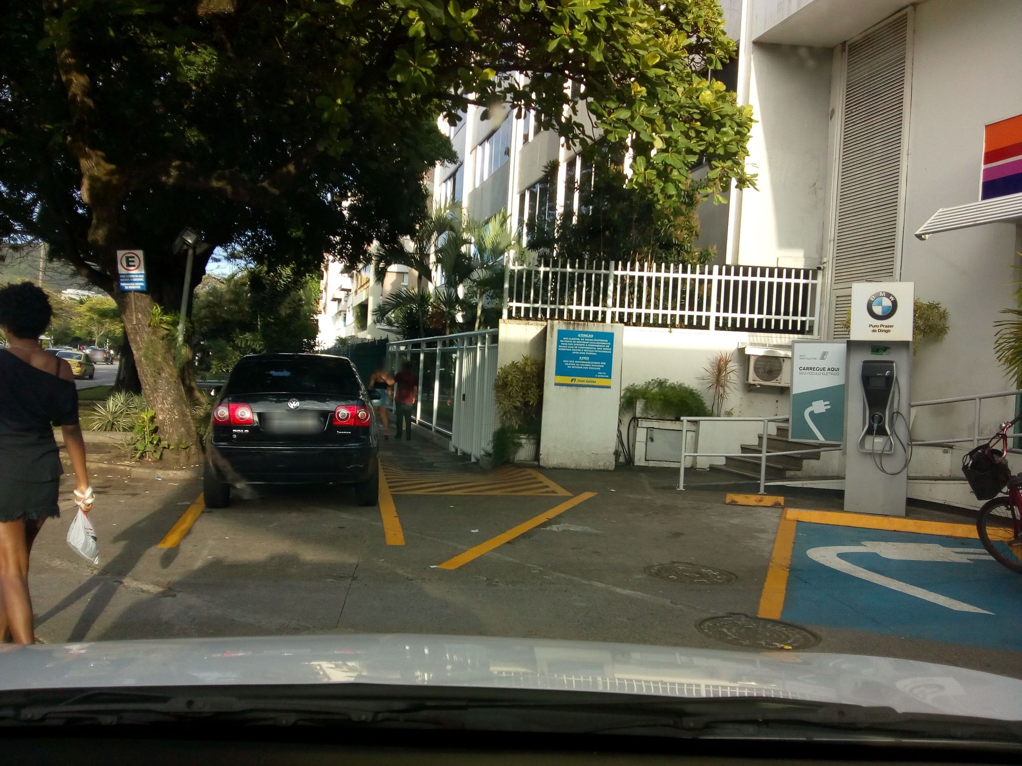 Street-level view near Edifício Guantier Latin, Ipanema