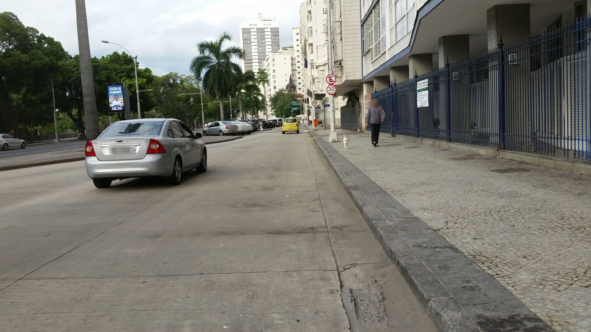 Street-level view near Edifício Guarabira, Glória