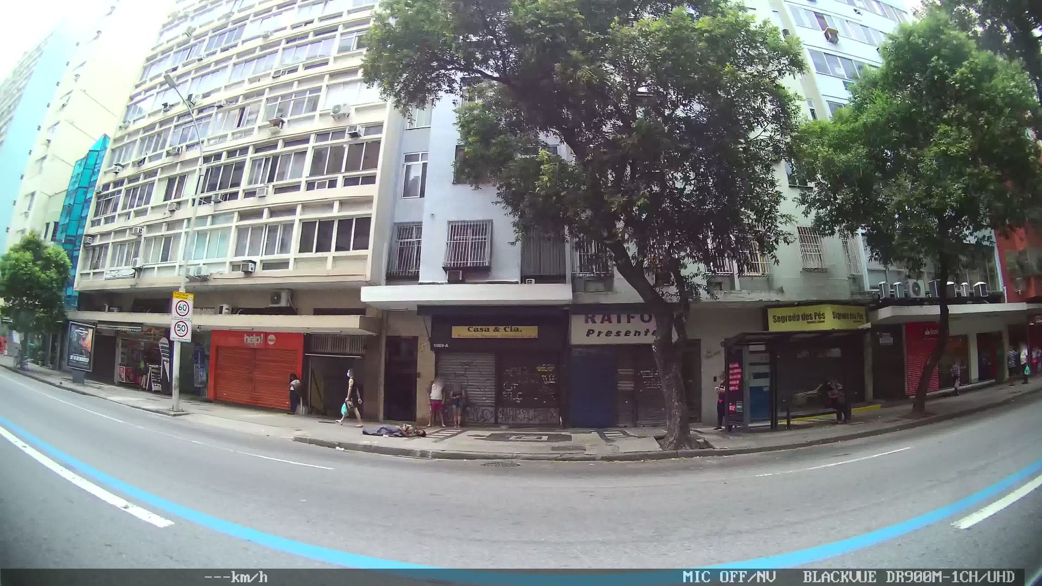 Street-level view near Edifício Guarany, Copacabana