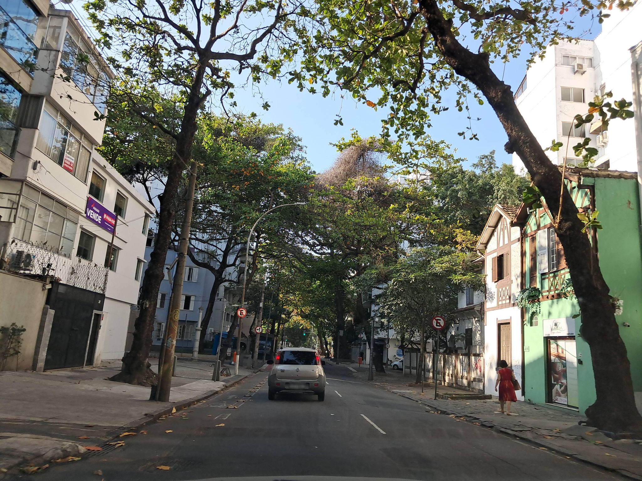 Street-level view near Edifício Guarapuava, Ipanema