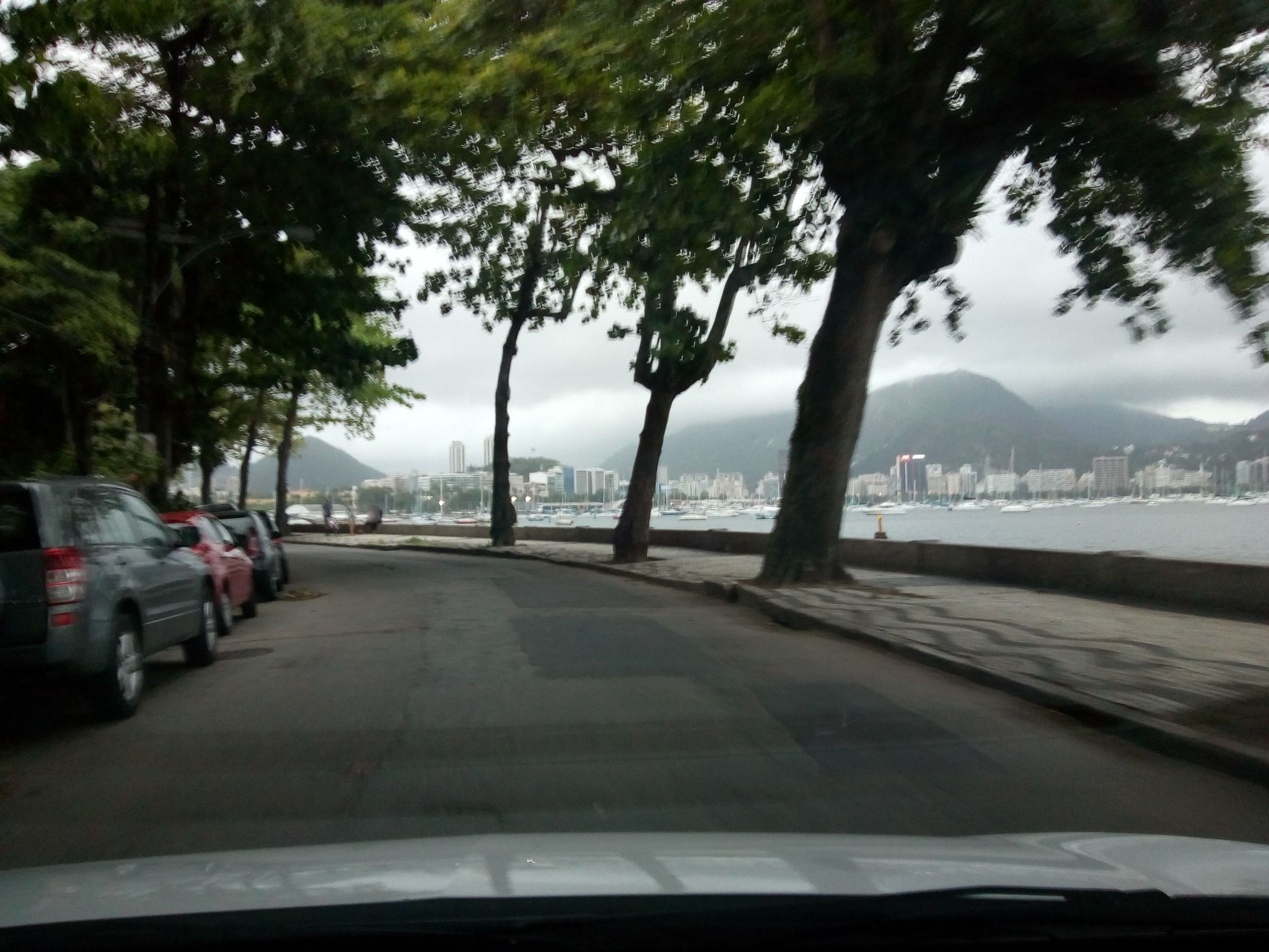 Street-level view near Edifício Guaratiba, Urca
