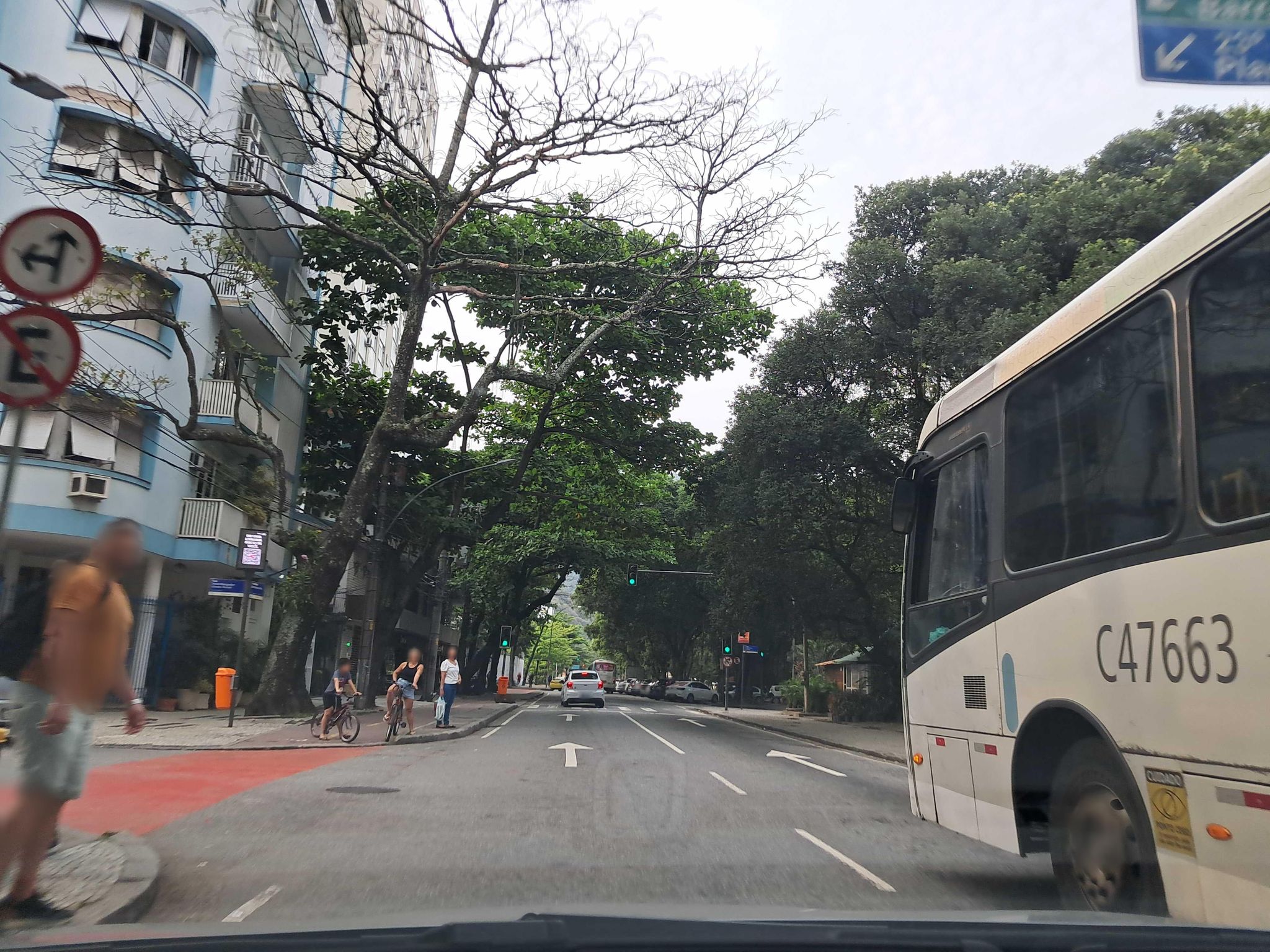 Street-level view near Edifício Guardalupe, Leblon