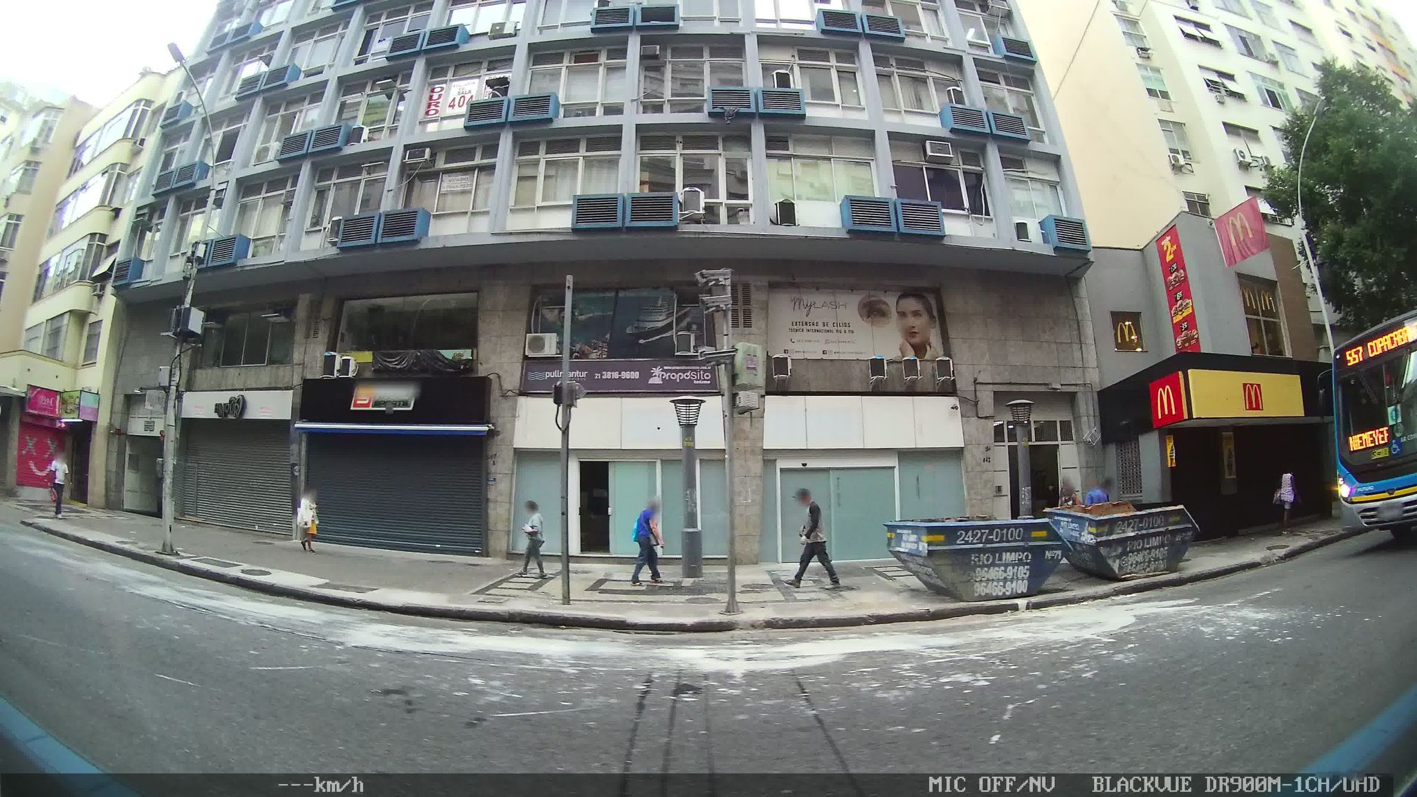 Street-level view near Edifício Guarujá, Copacabana