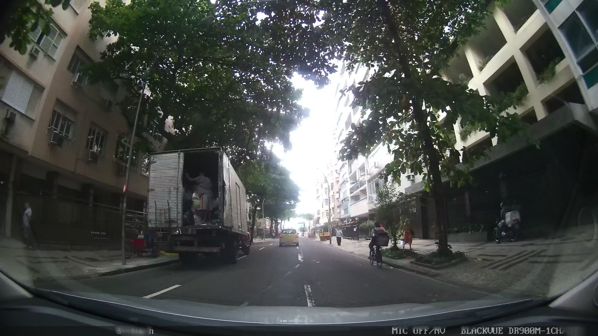 Street-level view near Edifício Guilherme Wittine, Ipanema