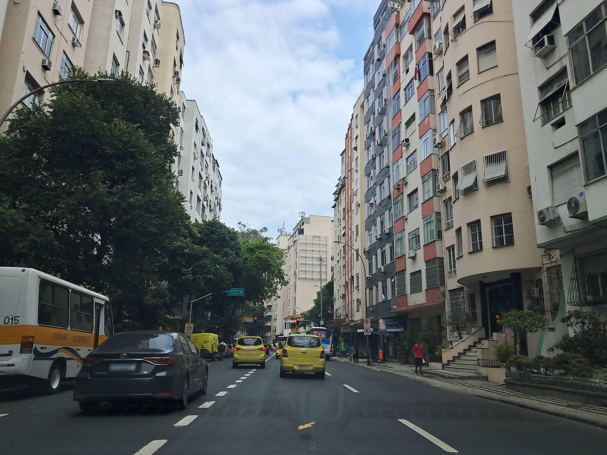 Street-level view near Edifício Guilhermina, Copacabana