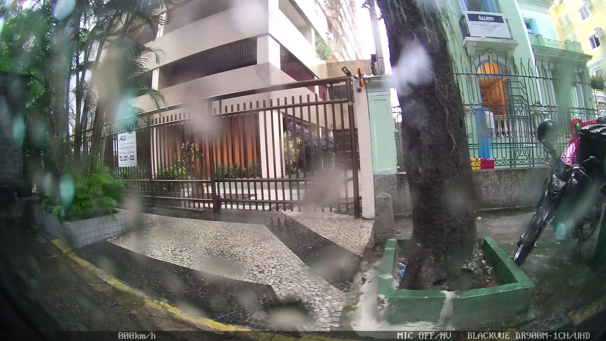 Street-level view near Edifício Guinle Place, Botafogo