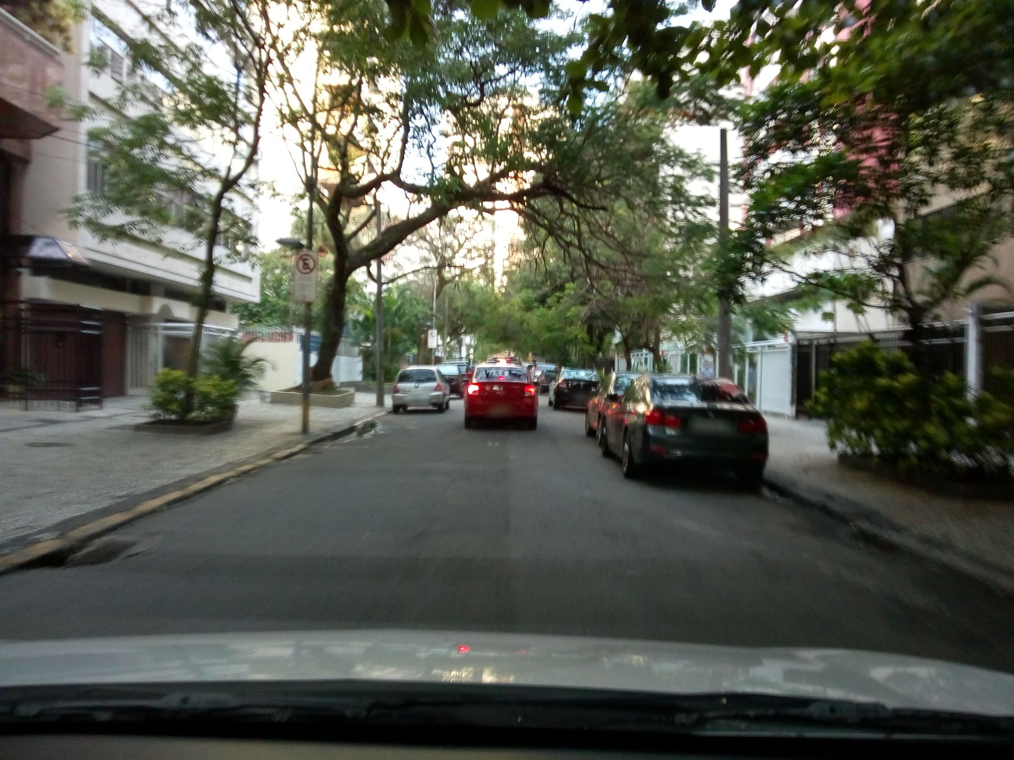 Street-level view near Edifício Gurdjieff, Ipanema