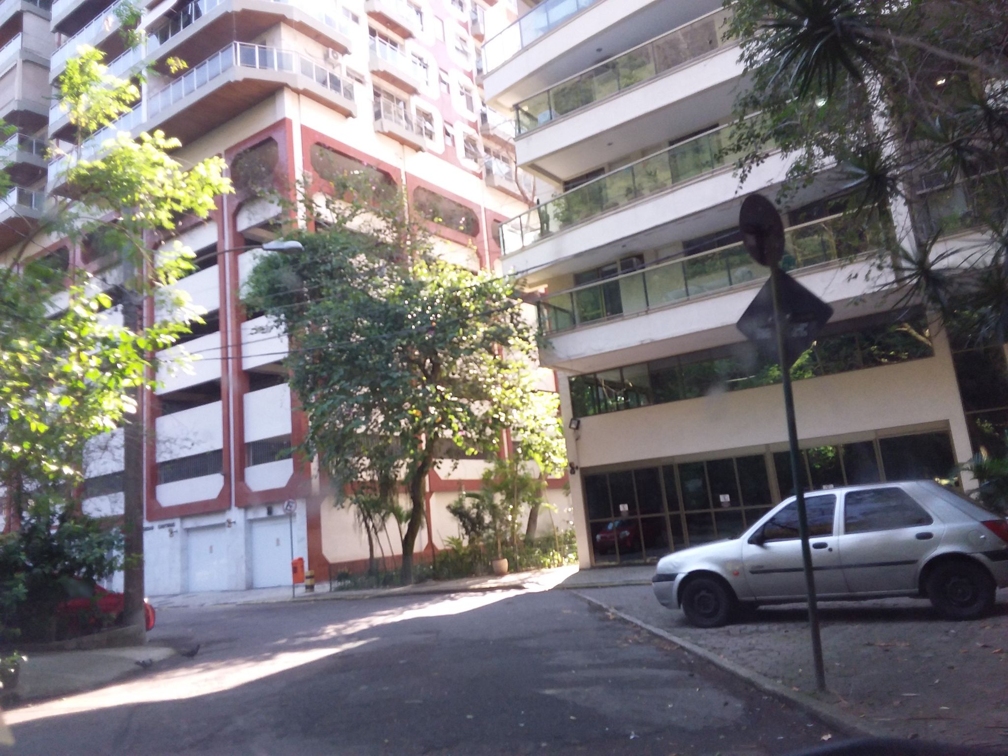 Street-level view near Edifício Habitat Urca Platimim, Botafogo