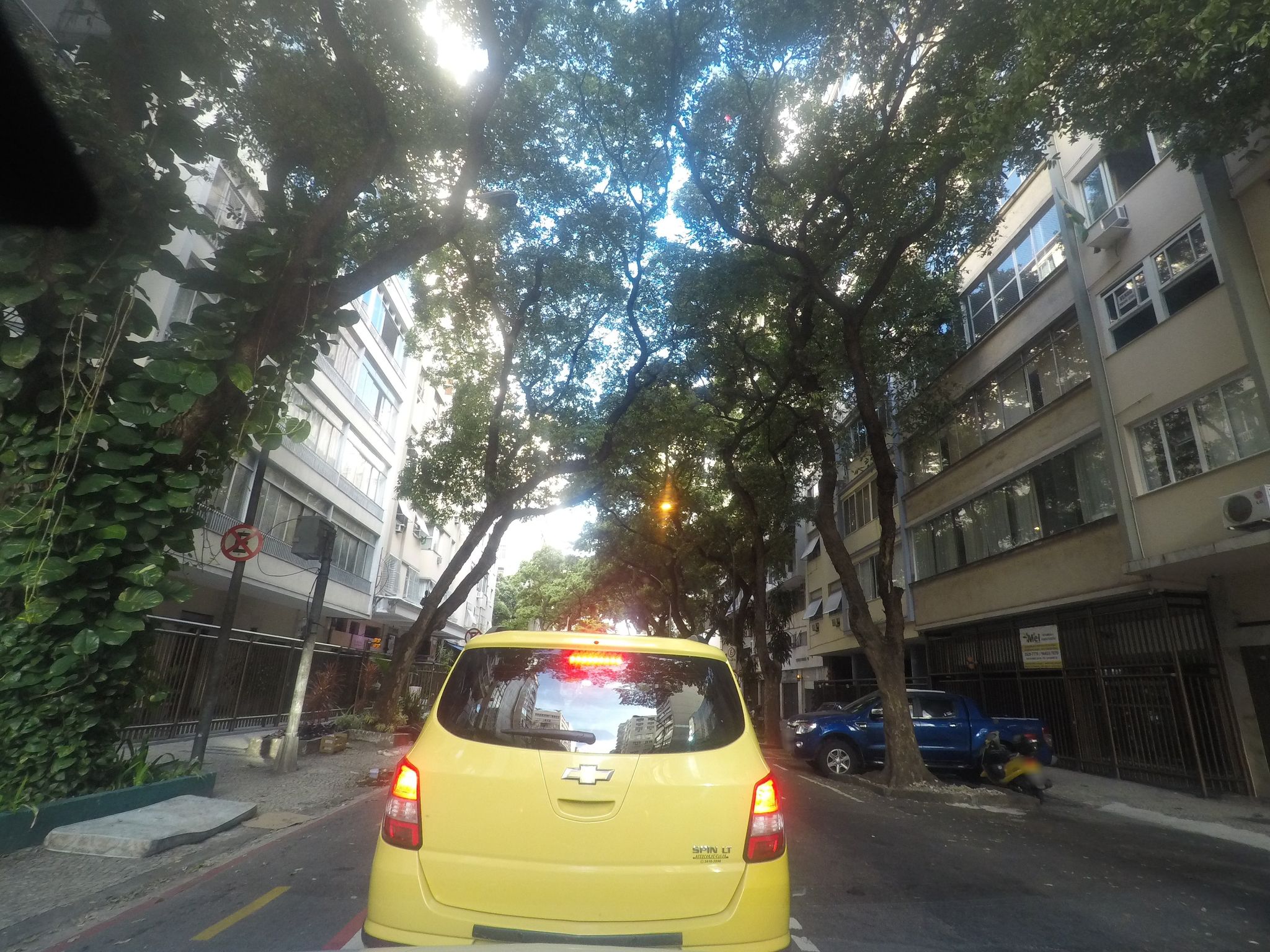 Street-level view near Edifício Havana, Copacabana