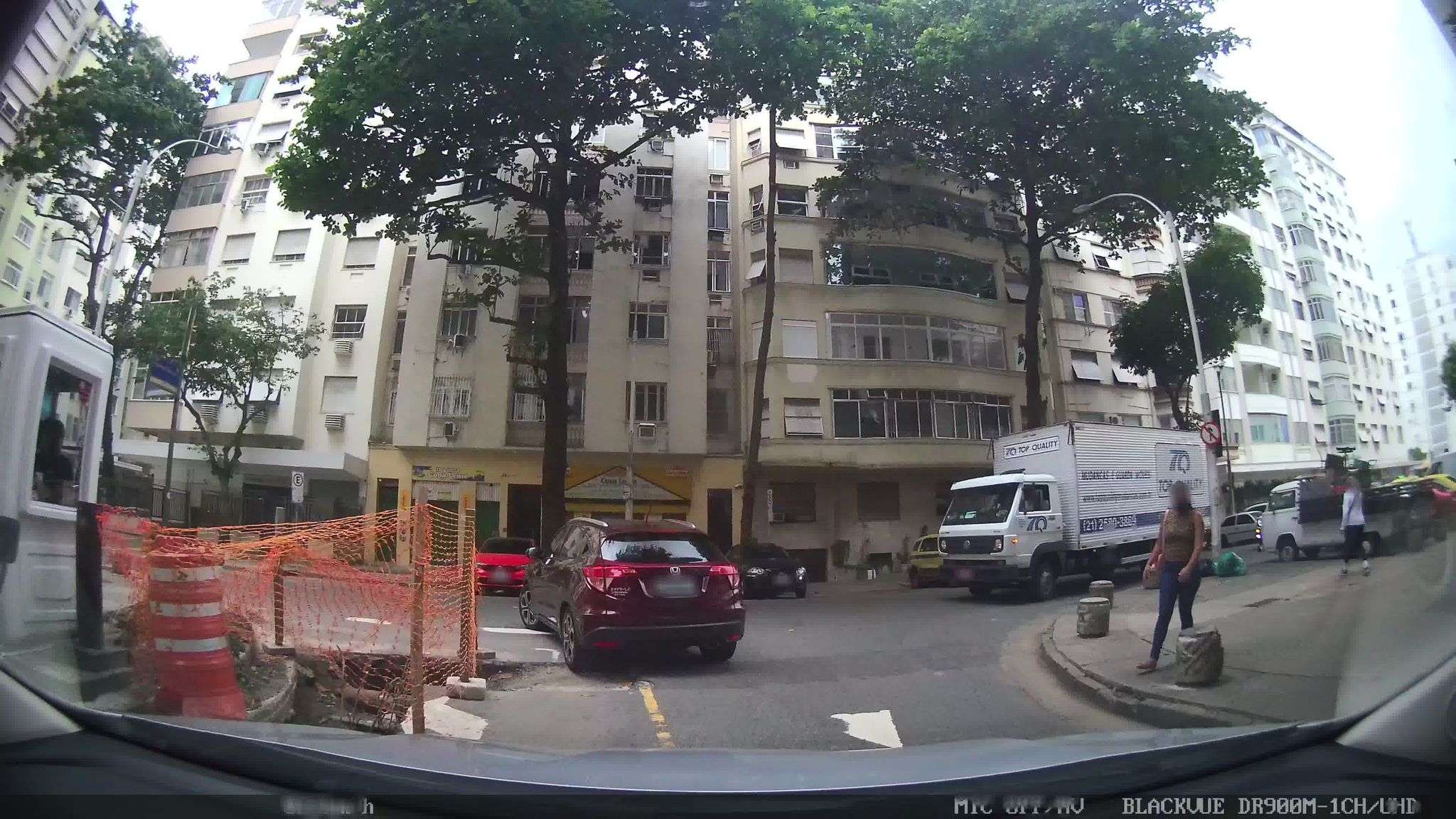 Street-level view near Edifício Hawai, Leme