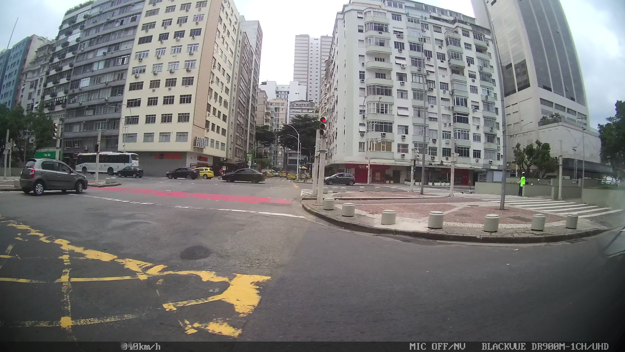 Street-level view near Edifício Hawai, Copacabana