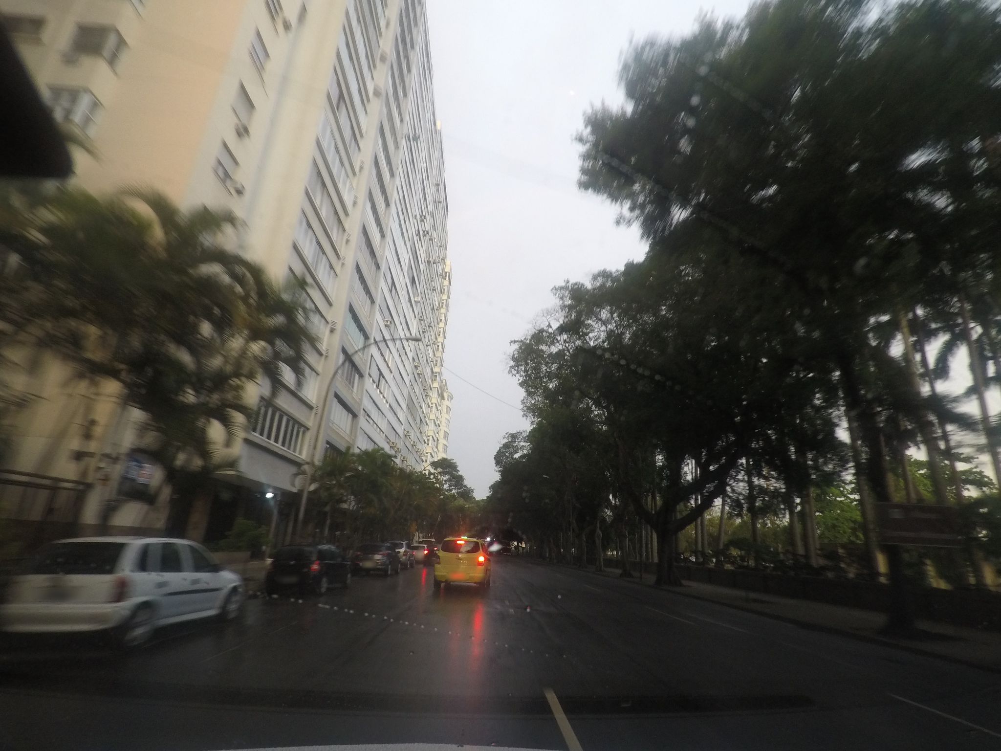 Street-level view near Edifício Haya, Flamengo