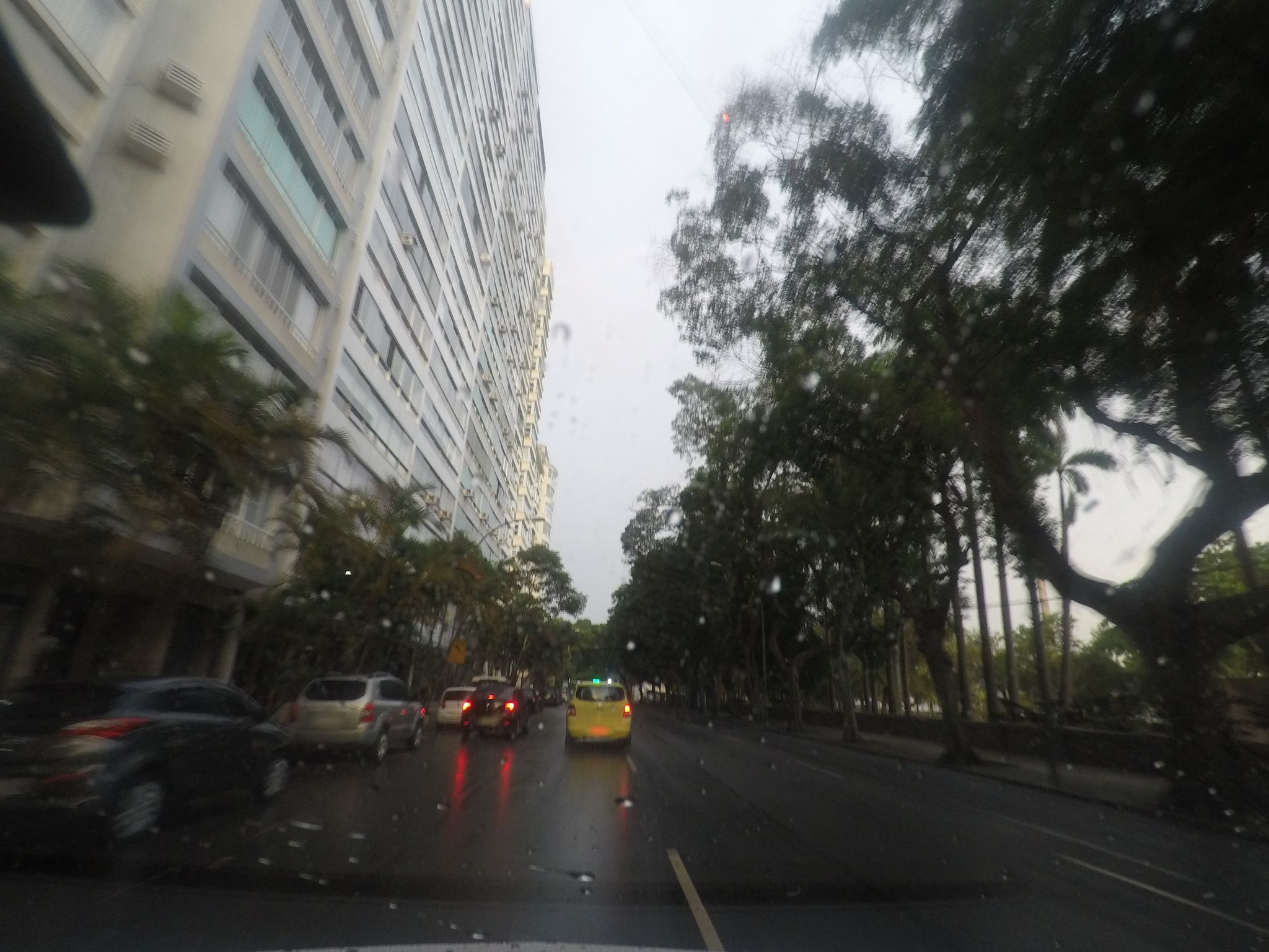Street-level view near Edifício Haya, Botafogo