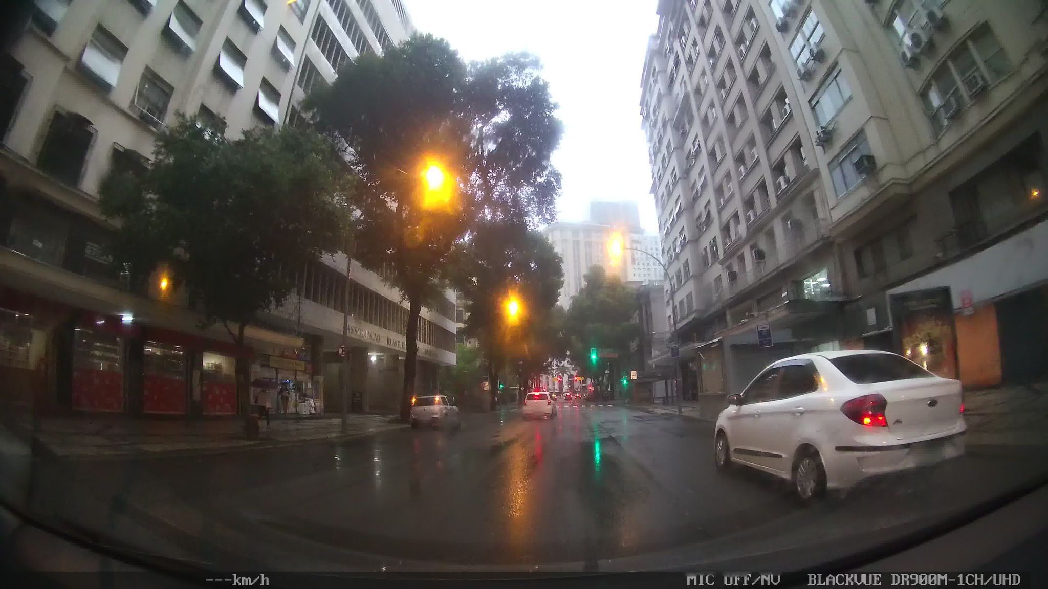 Street-level view near Edifício Hebert Moses, Centro