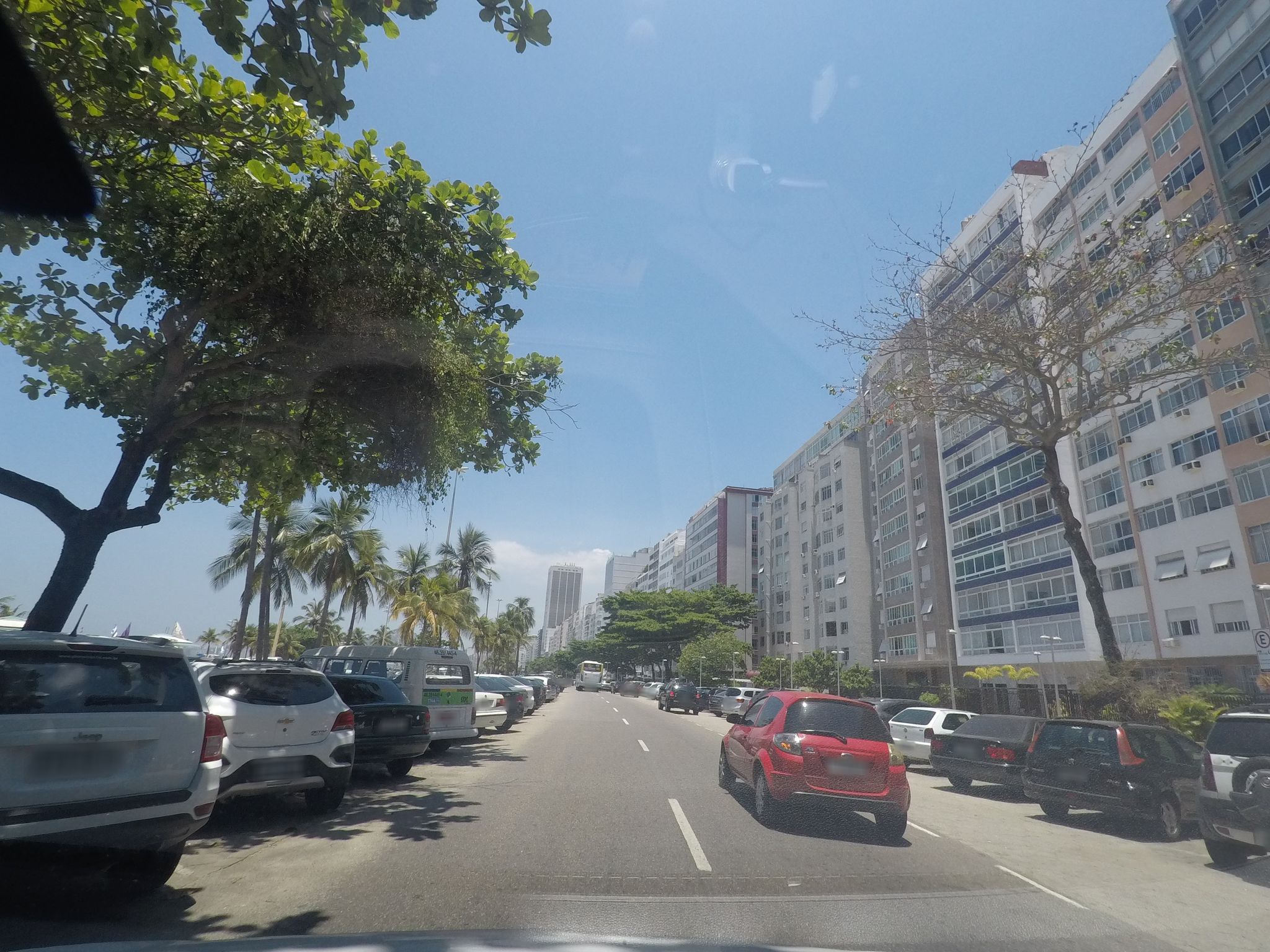 Street-level view near Edifício Heitor Peixoto, Leme
