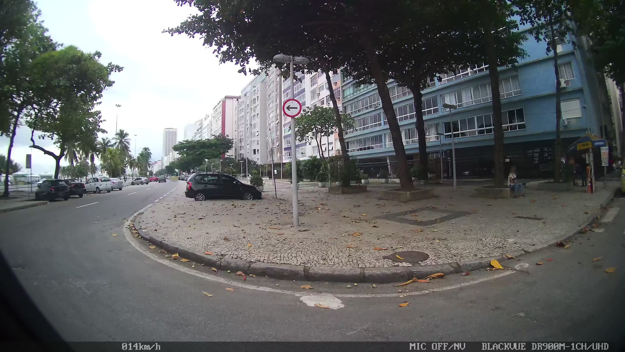 Street-level view near Edifício Heitor Peixoto, Copacabana