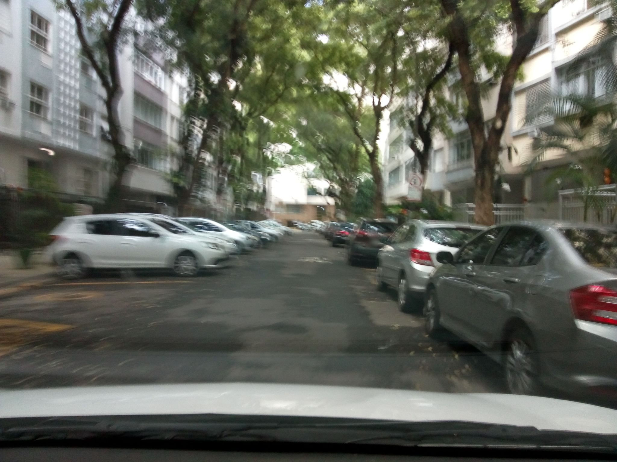 Street-level view near Edifício Helena, Copacabana